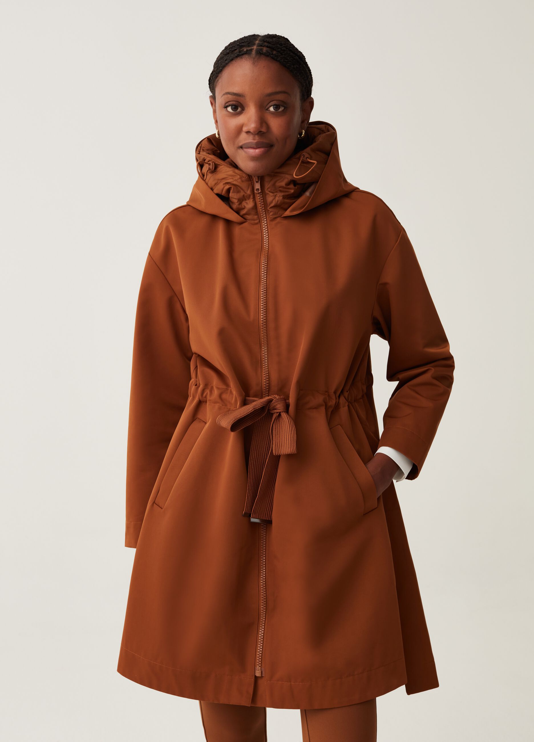 Parka con cappuccio e cintura_0