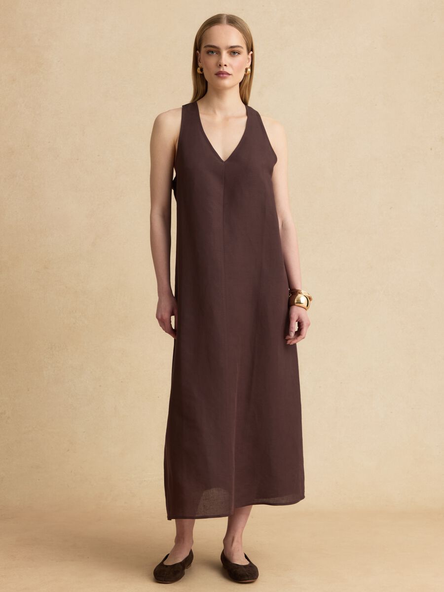 Abito maxi marrone in misto lino e viscosa regular fit con scollo a V_1
