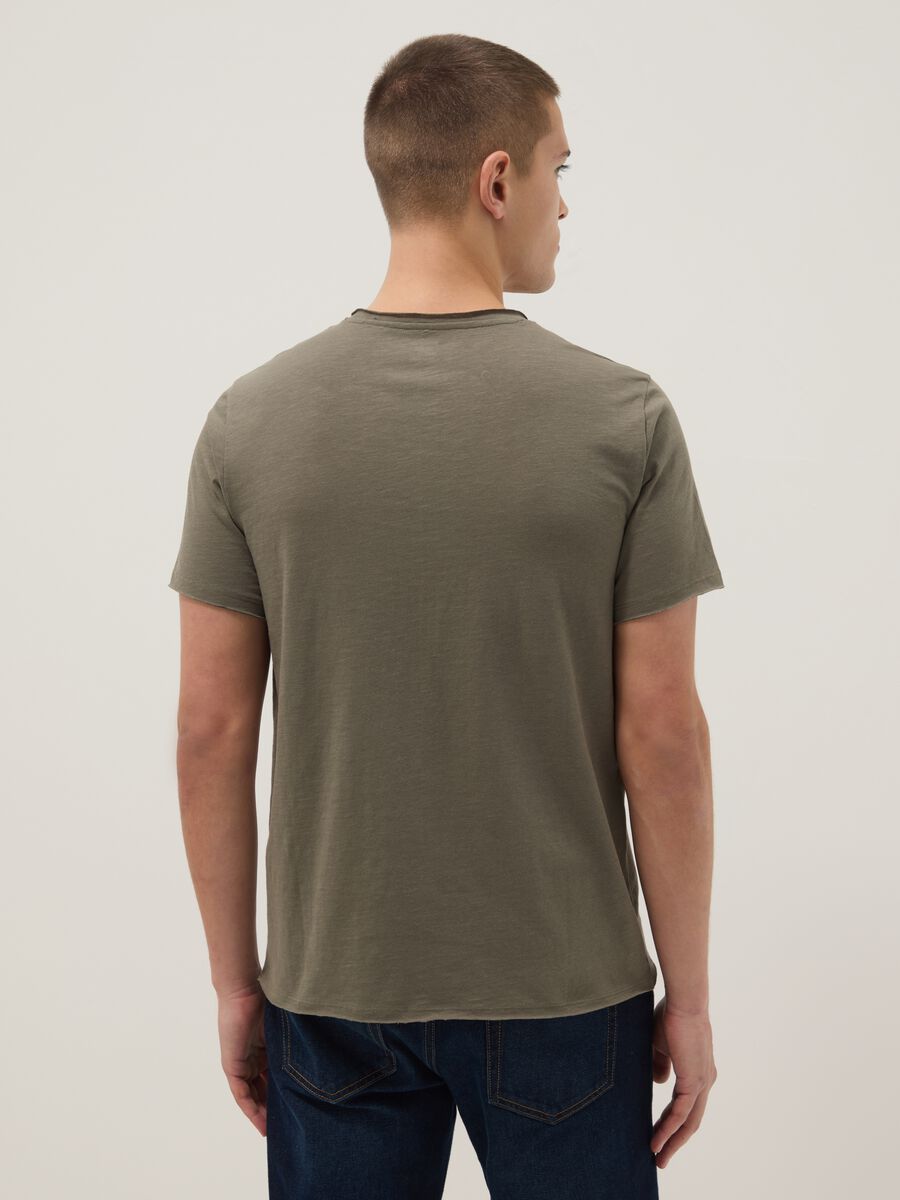 T-shirt in puro cotone verde regular fit con collo serafino_1