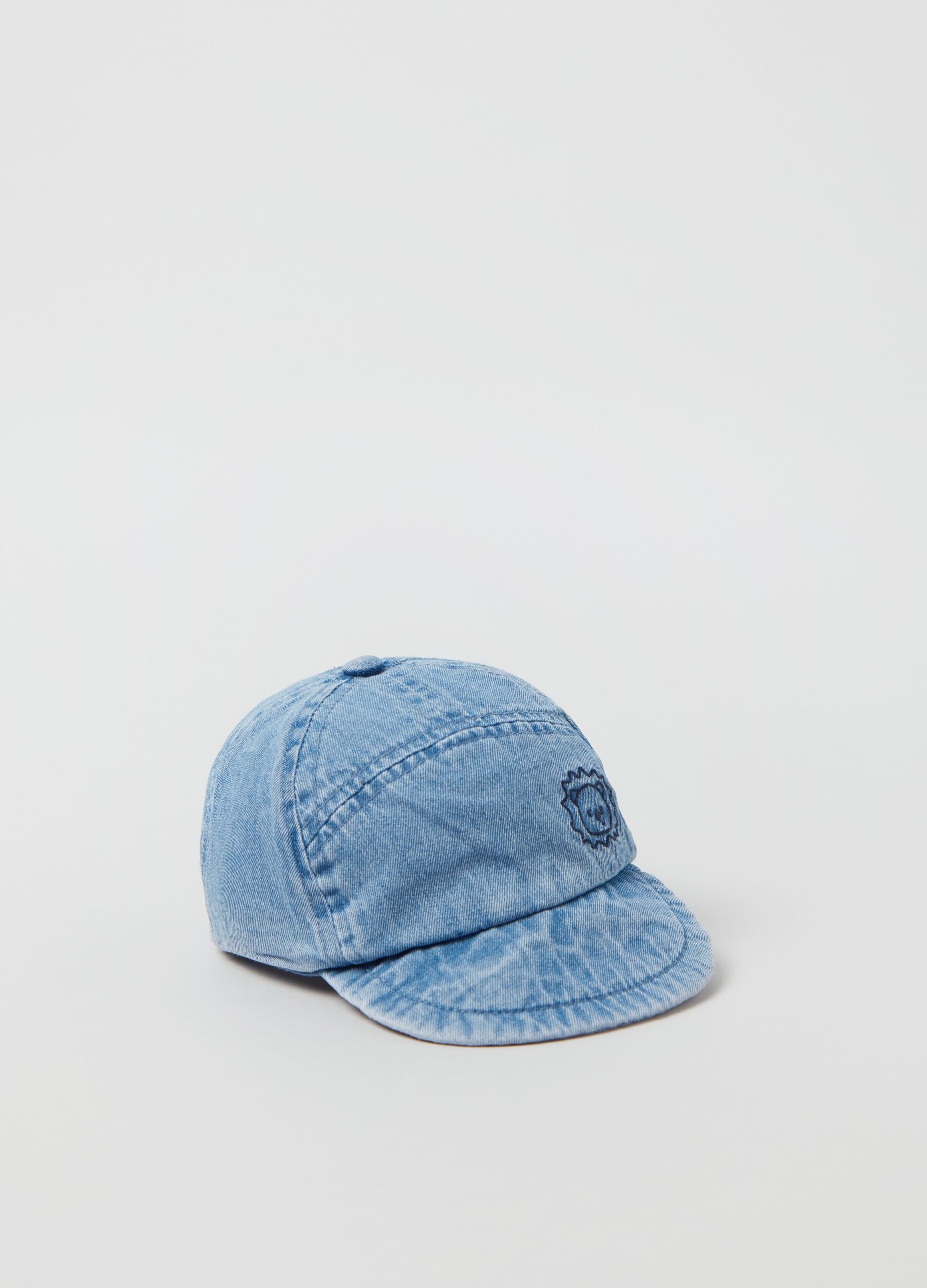 Baseball cap with lion embroidery