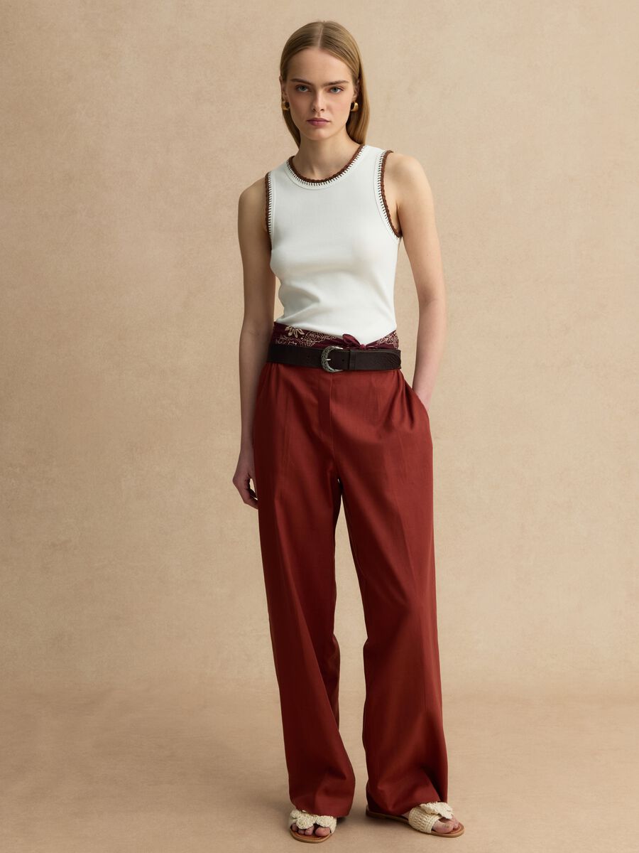 Canotta in cotone elasticizzato bianca regular fit con bordi ricamati_2