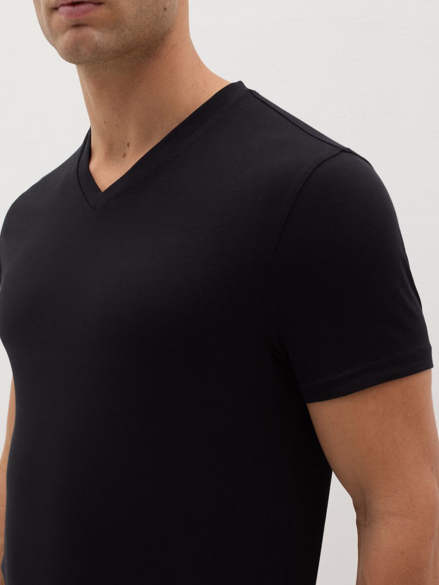 Three-pack organic cotton undershirts with V neck_1