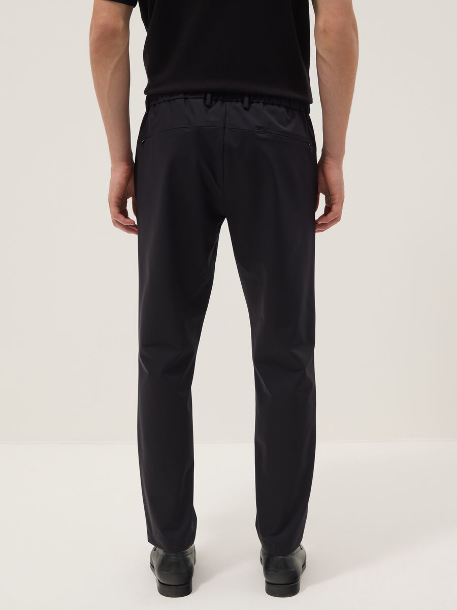 Pantaloni chino neri in tessuto elasticizzato carrot fit_2