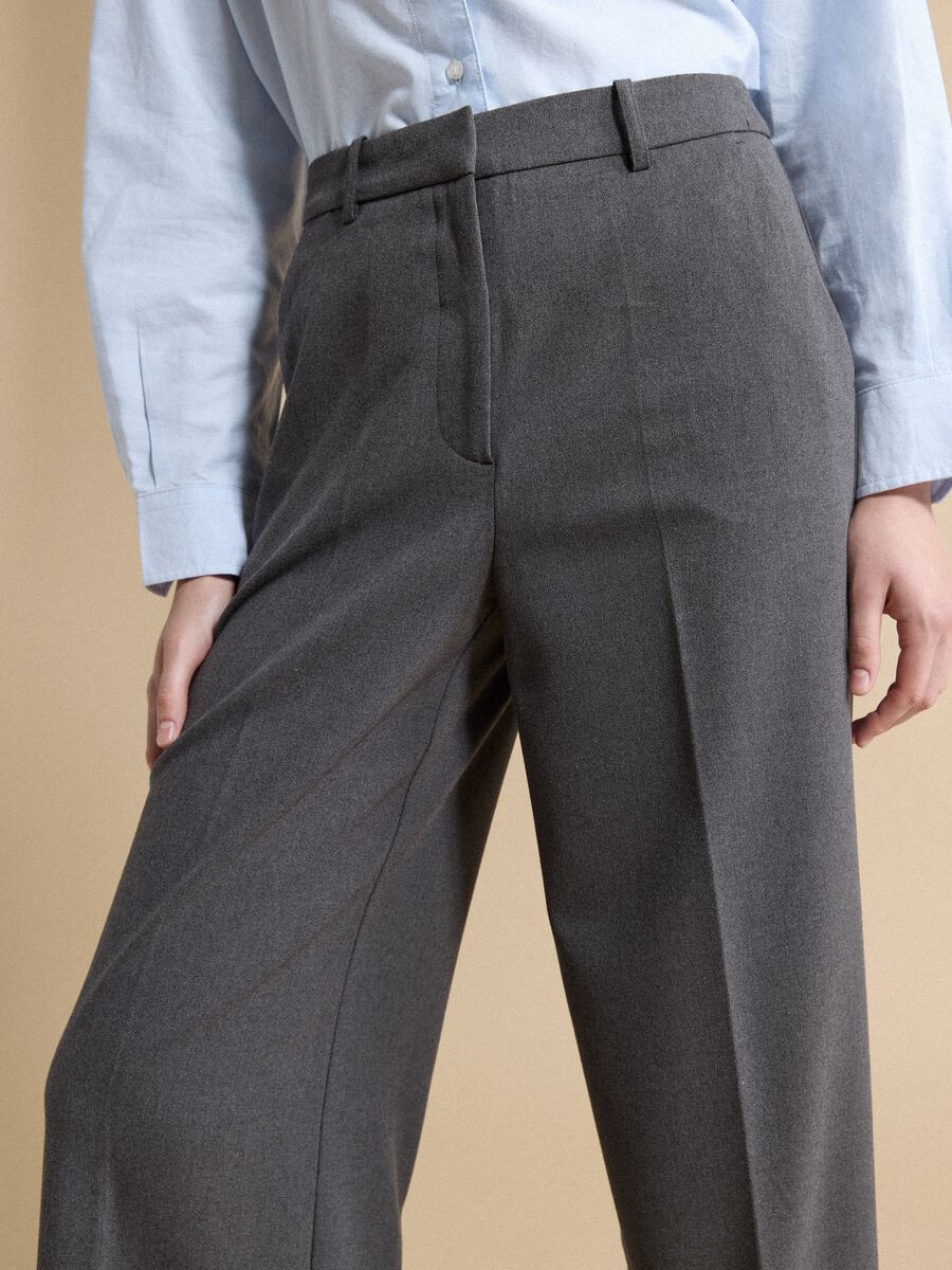 Pantaloni formali grigi flare in viscosa elasticizzata_2