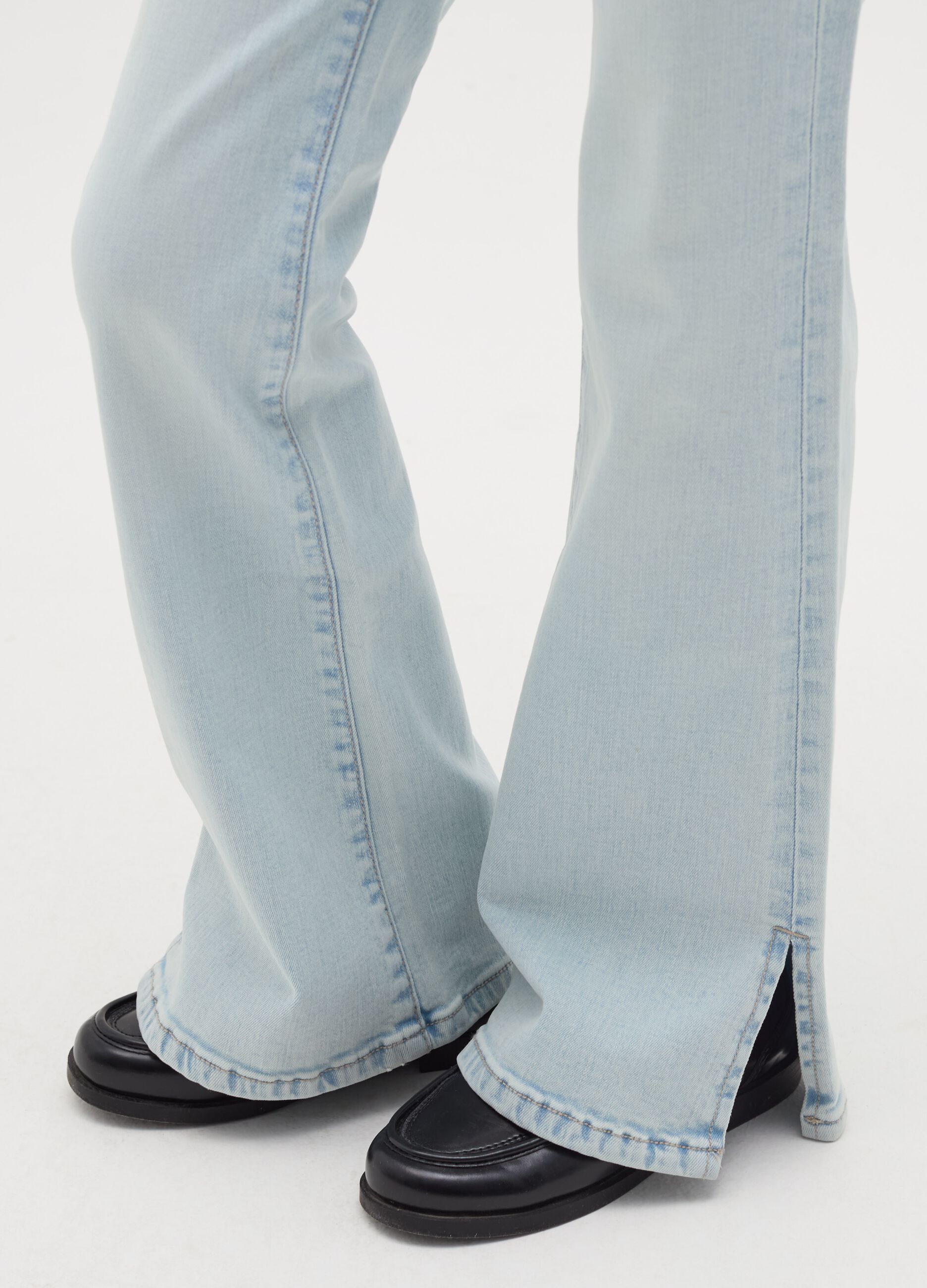 Jeans flare fit con scoloriture