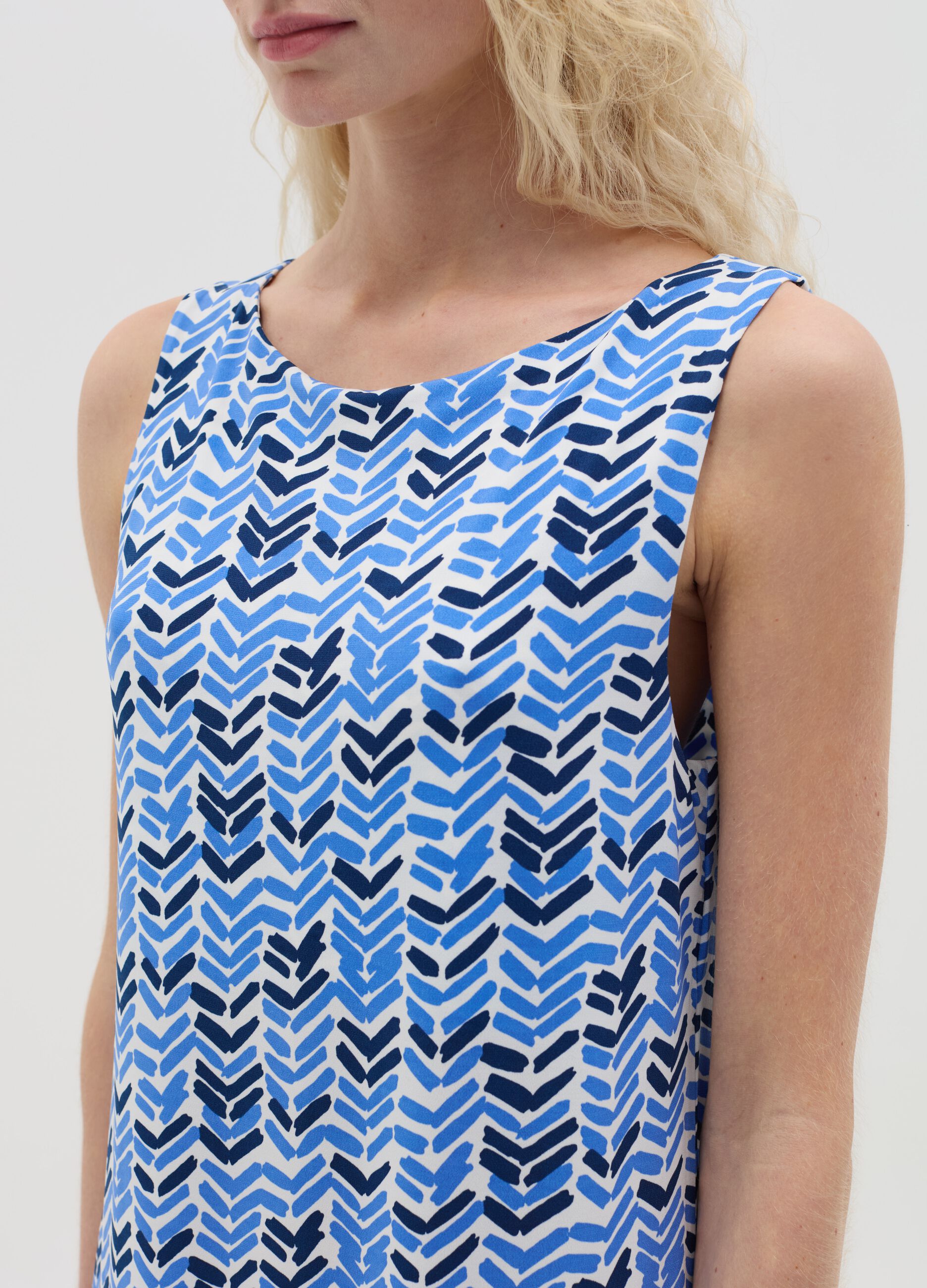 Short light blue dress with geometric pattern