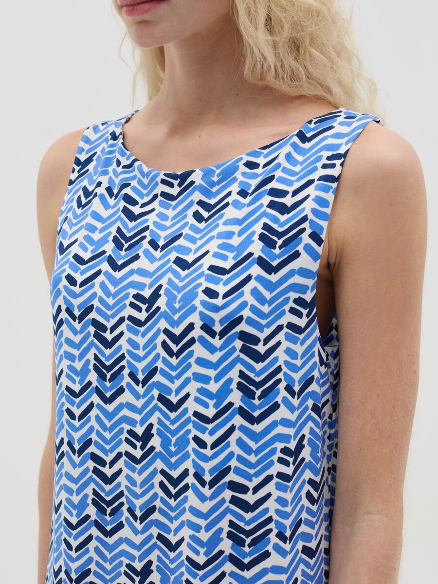 Short light blue dress with geometric pattern_2