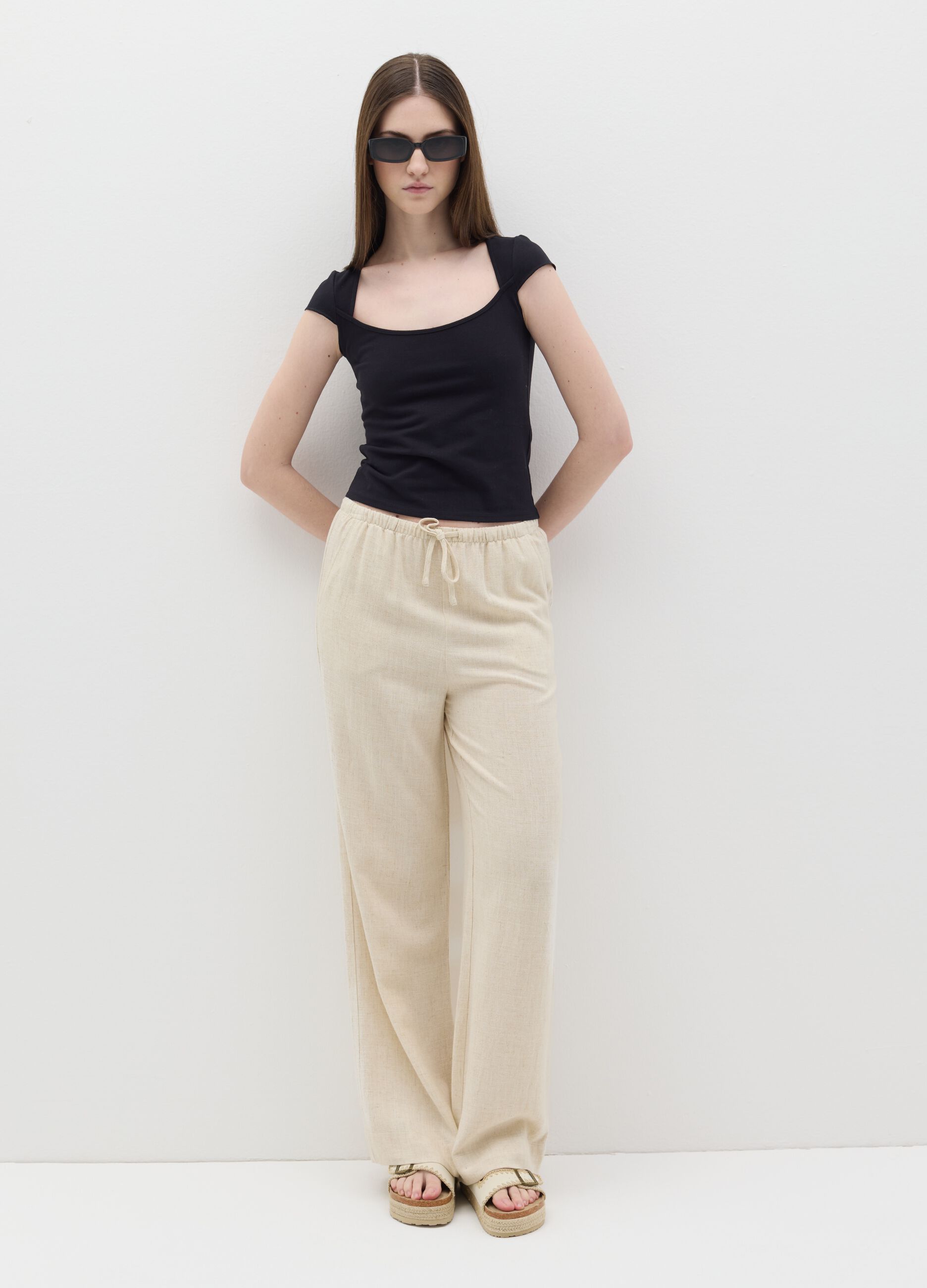 Women’s fitted black T-shirt in stretch cotton with square neckline