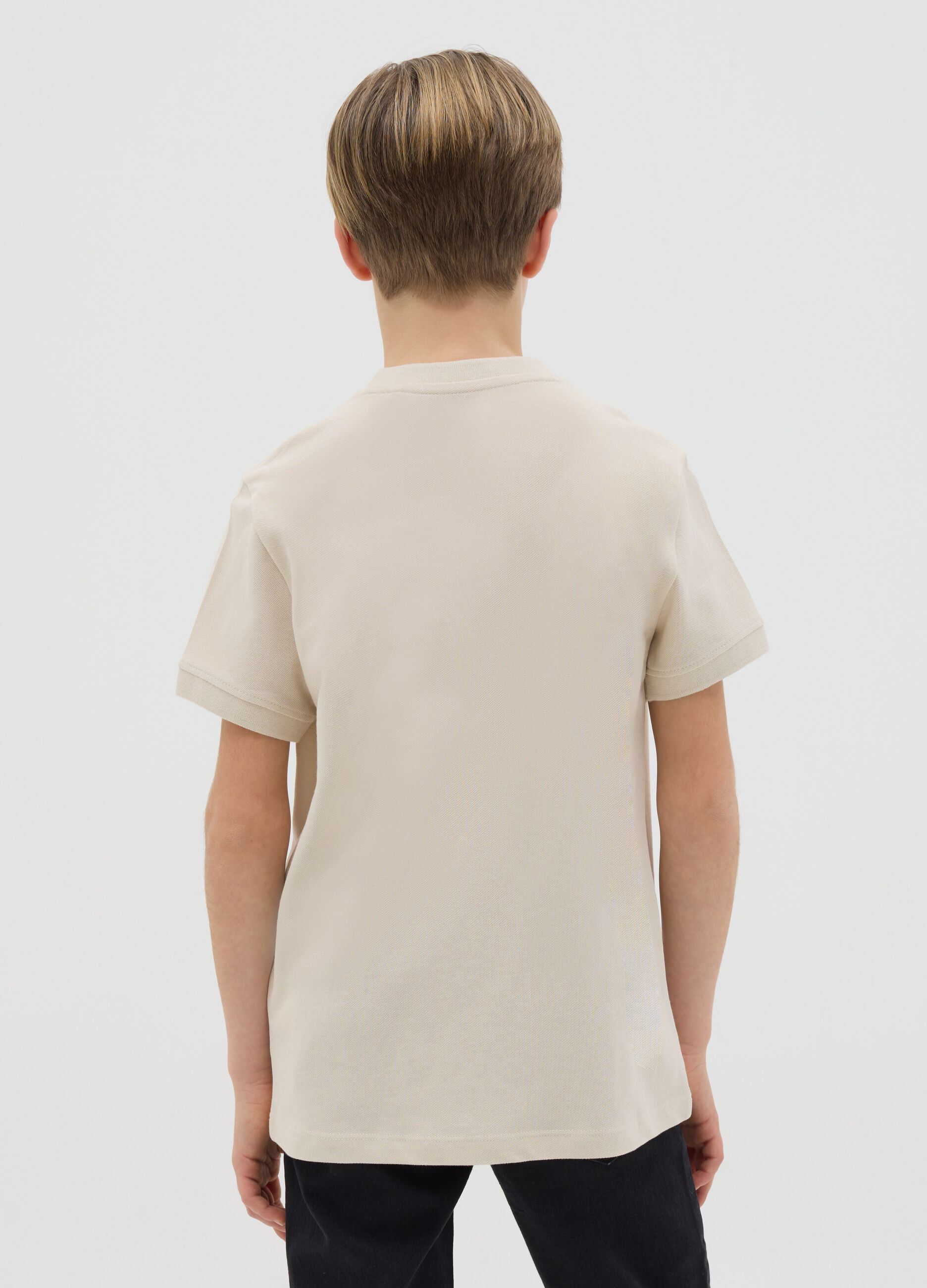 Boys’ polo shirt in 100% beige cotton with regular fit and Henley collar