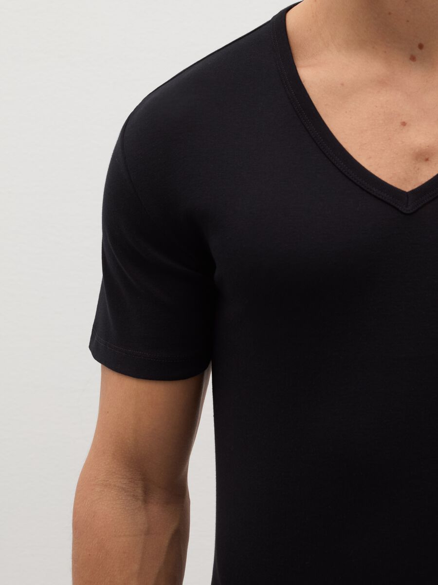 Two-pack undershirts with V neck_3