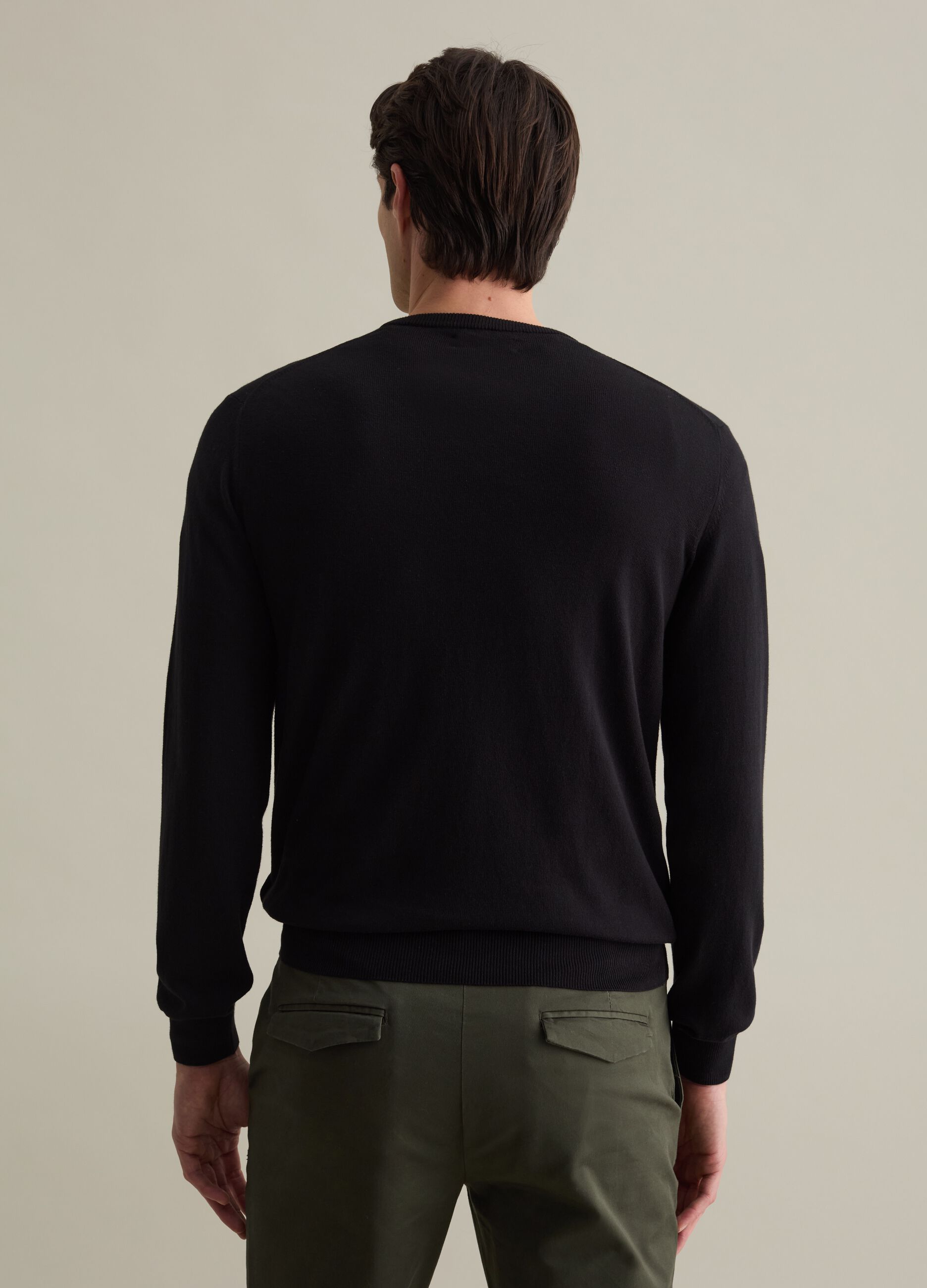 Solid colour pullover with round neck