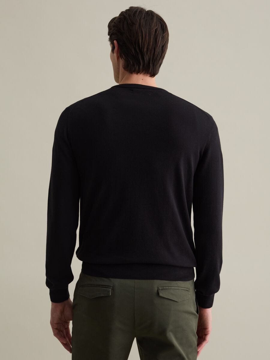 Solid colour pullover with round neck_3