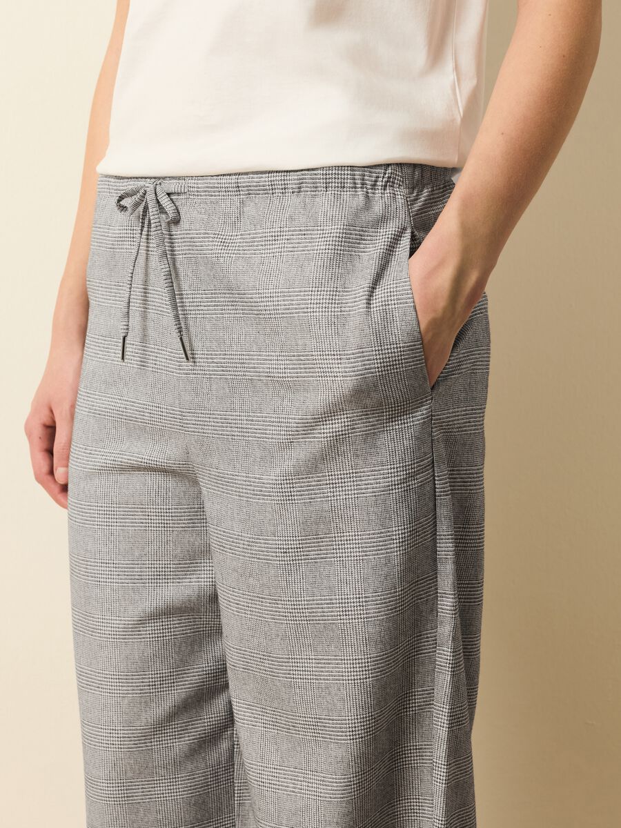 Jogger trousers with Prince of Wales pattern_3