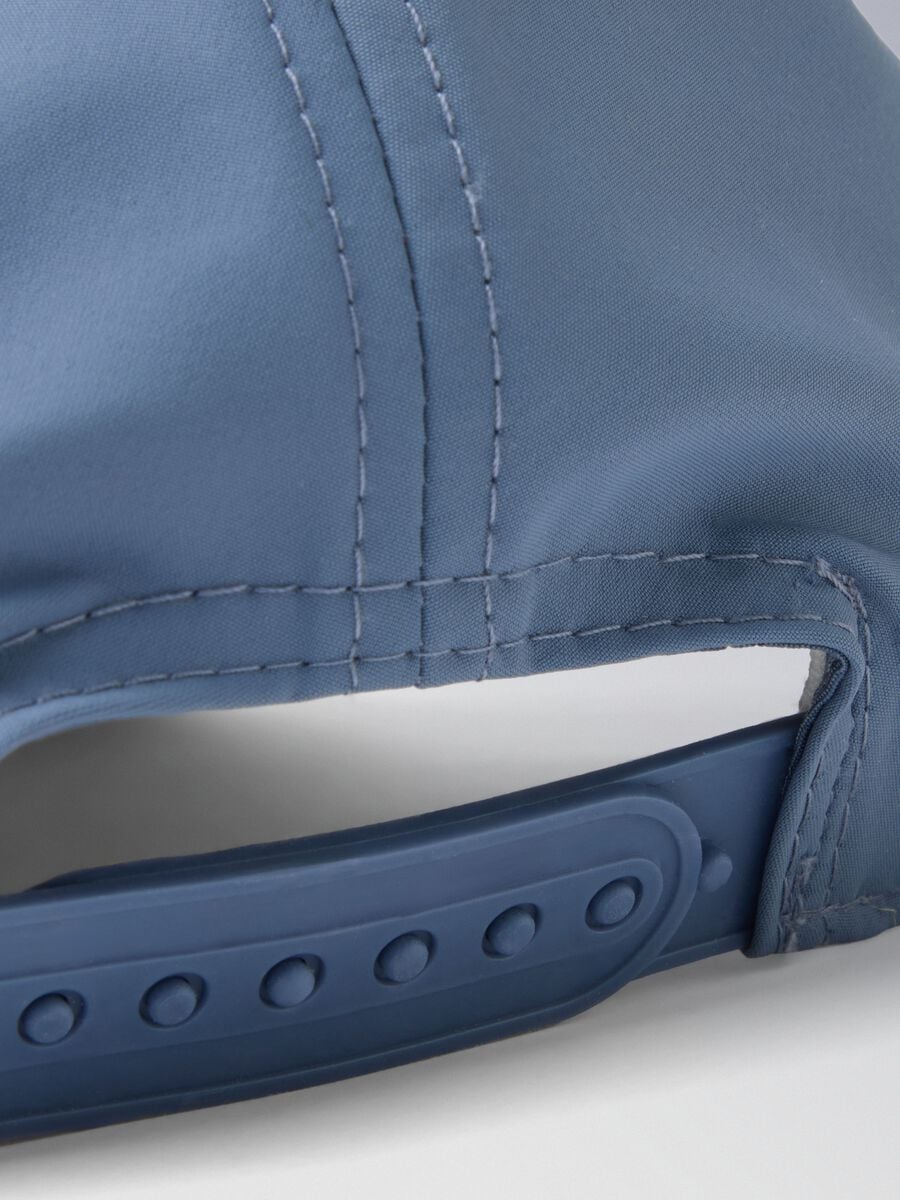 Cappellino sportivo azzurro in tessuto elasticizzato con visiera ALTAVIA COURT_2