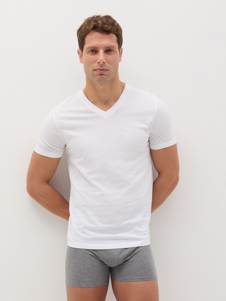 Three-pack organic cotton undershirts with V neck_0
