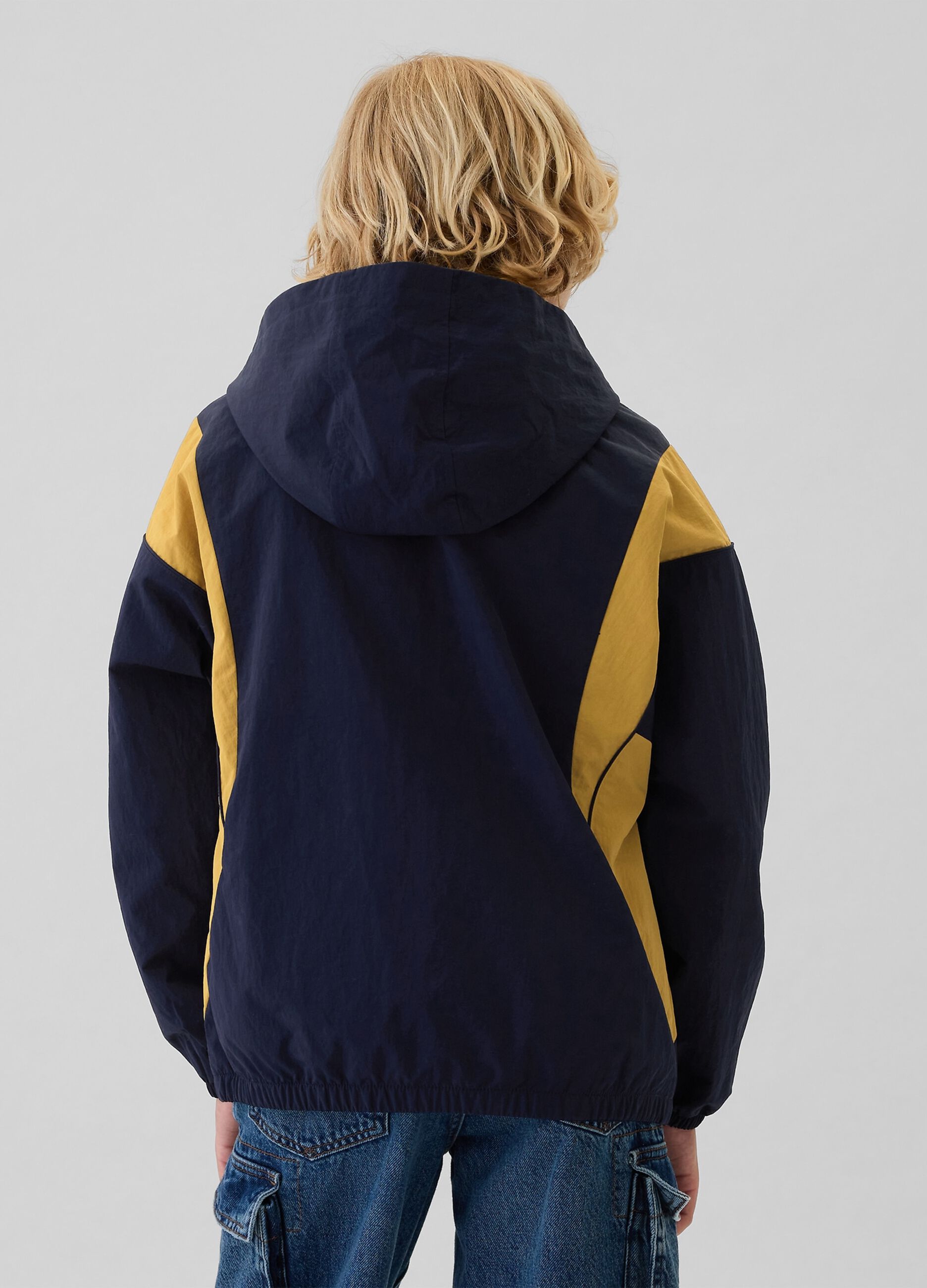 Giubbotto mezza zip con cappuccio e logo