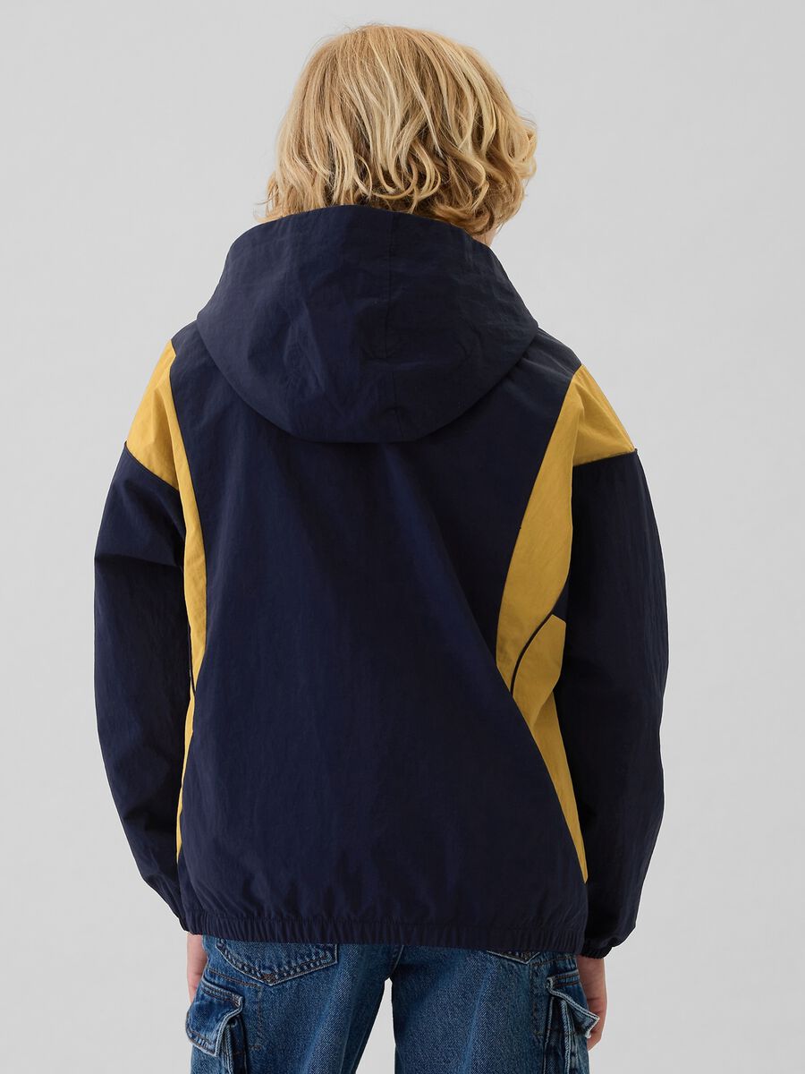 Giubbotto mezza zip con cappuccio e logo_2