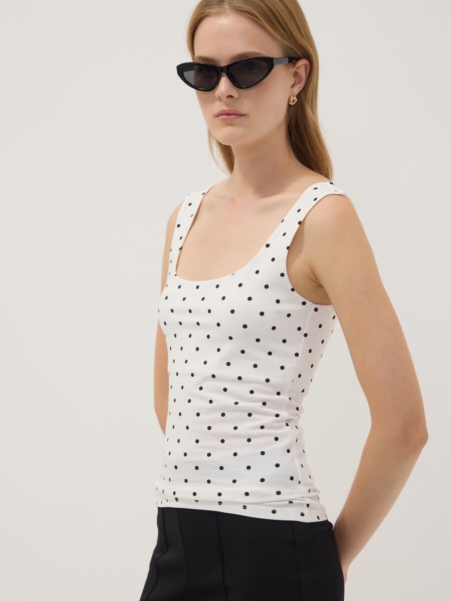 Top bianco fitted in cotone elasticizzato a pois_1