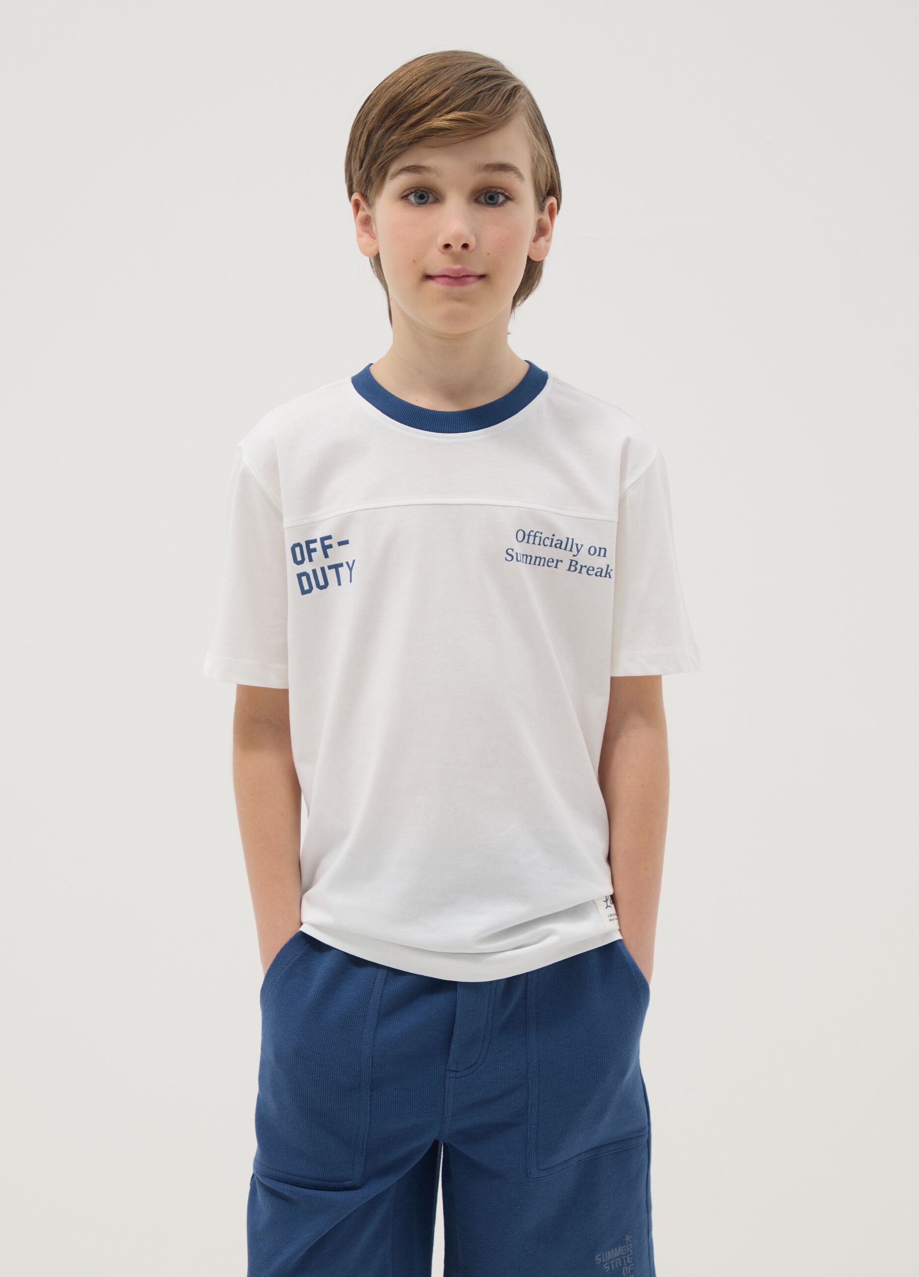 Boys' pure white cotton T-shirt relaxed fit with blue collar