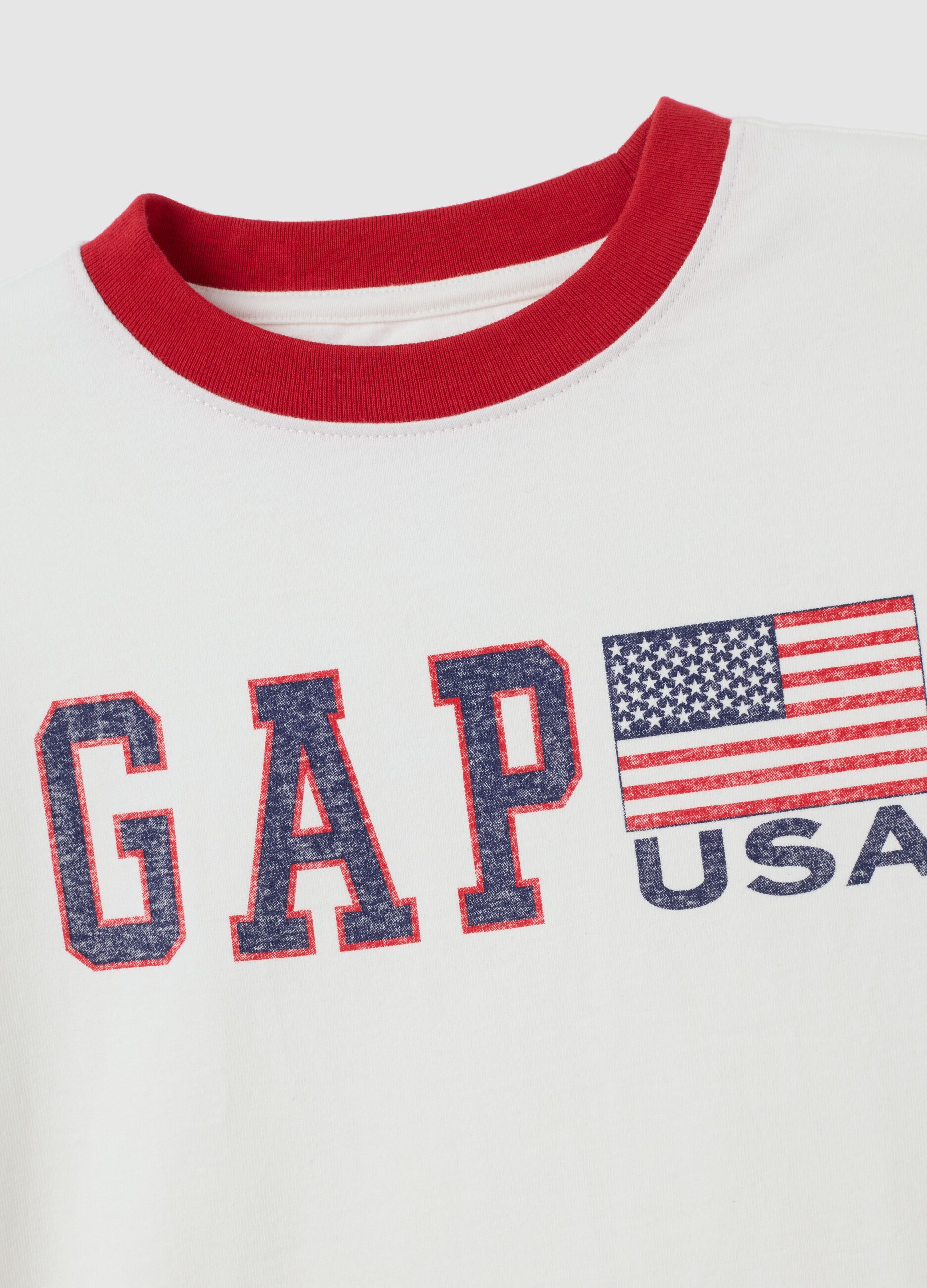 Short-sleeved white T-shirt