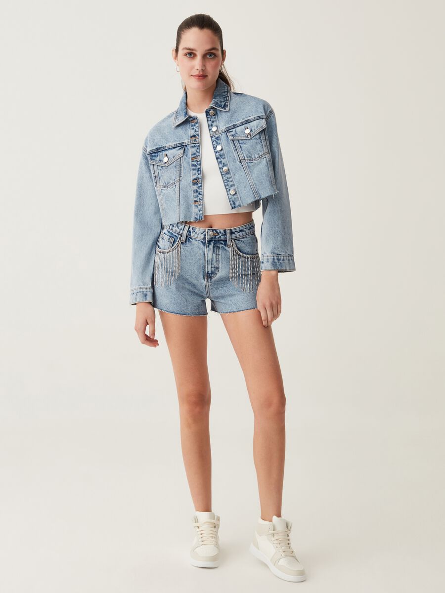 Giacca cropped in denim con frange in strass_1