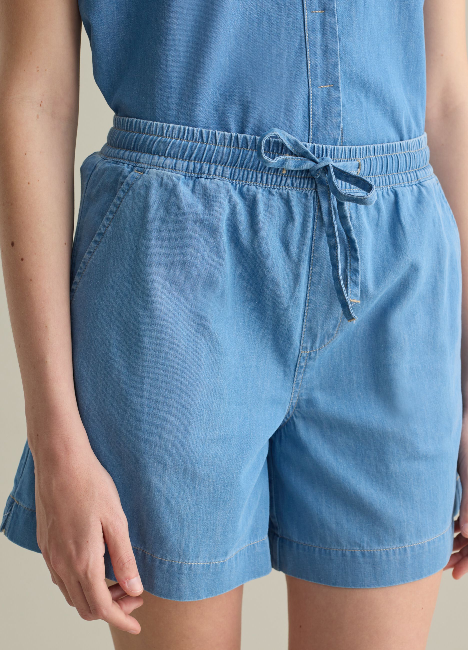 Fluid shorts in denim with drawstring