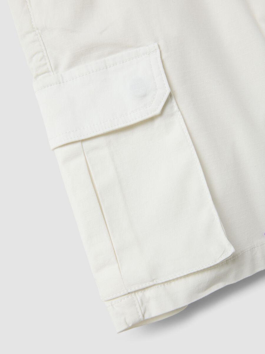 White stretch cotton cargo shorts_5