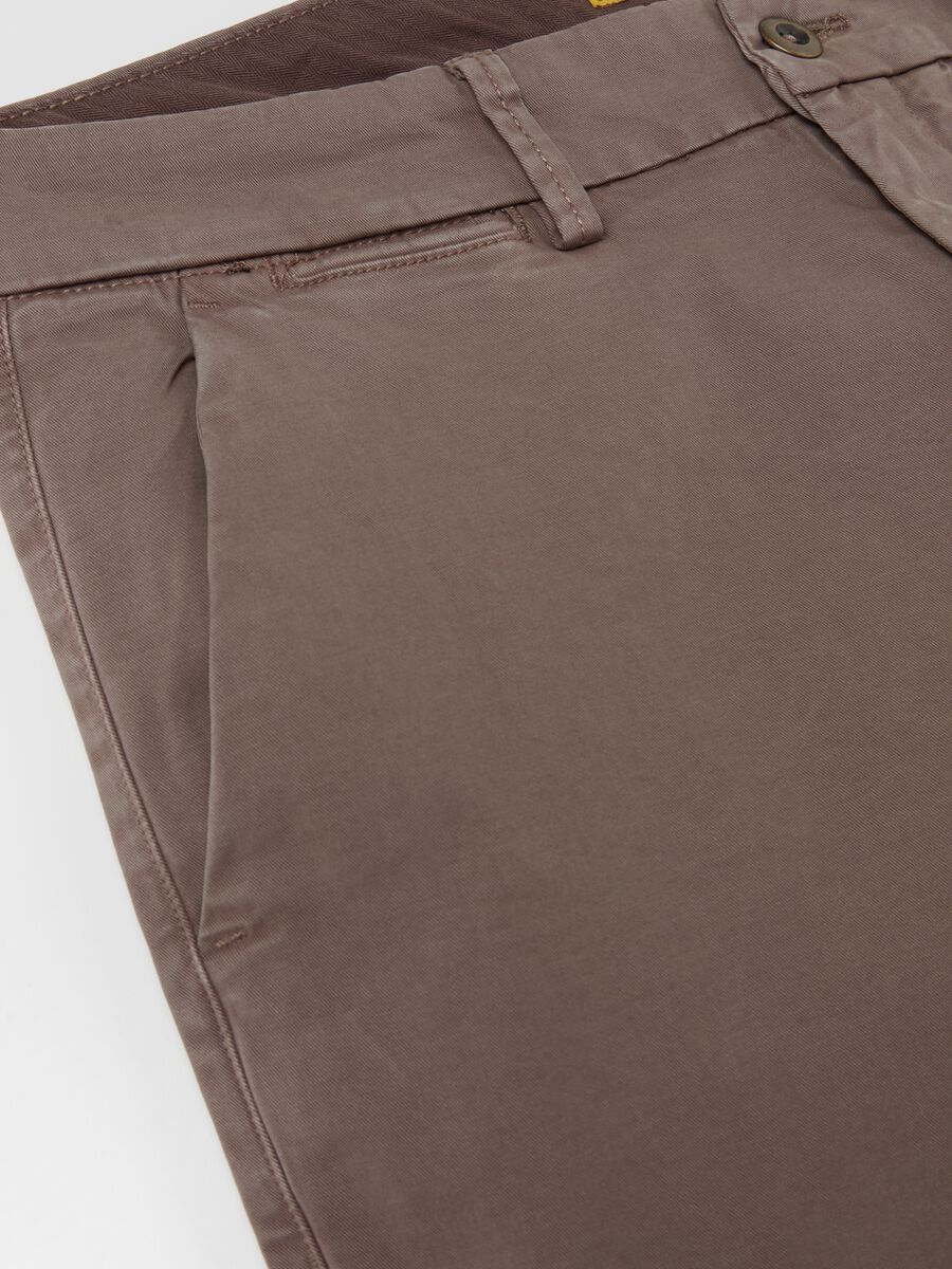 Regular-fit chino trousers in stretch cotton_5