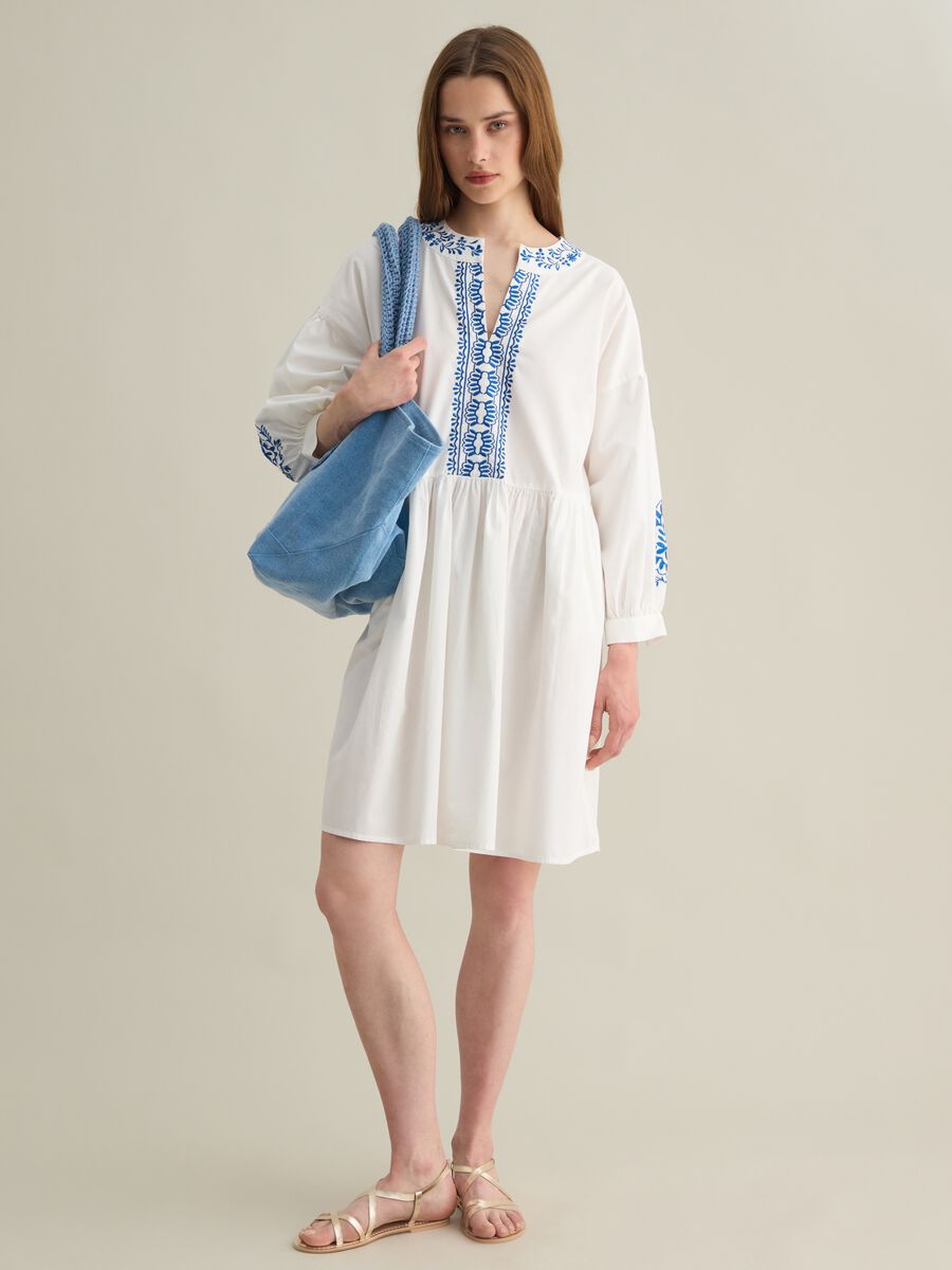 White dress with blue embroidery in cotton_0