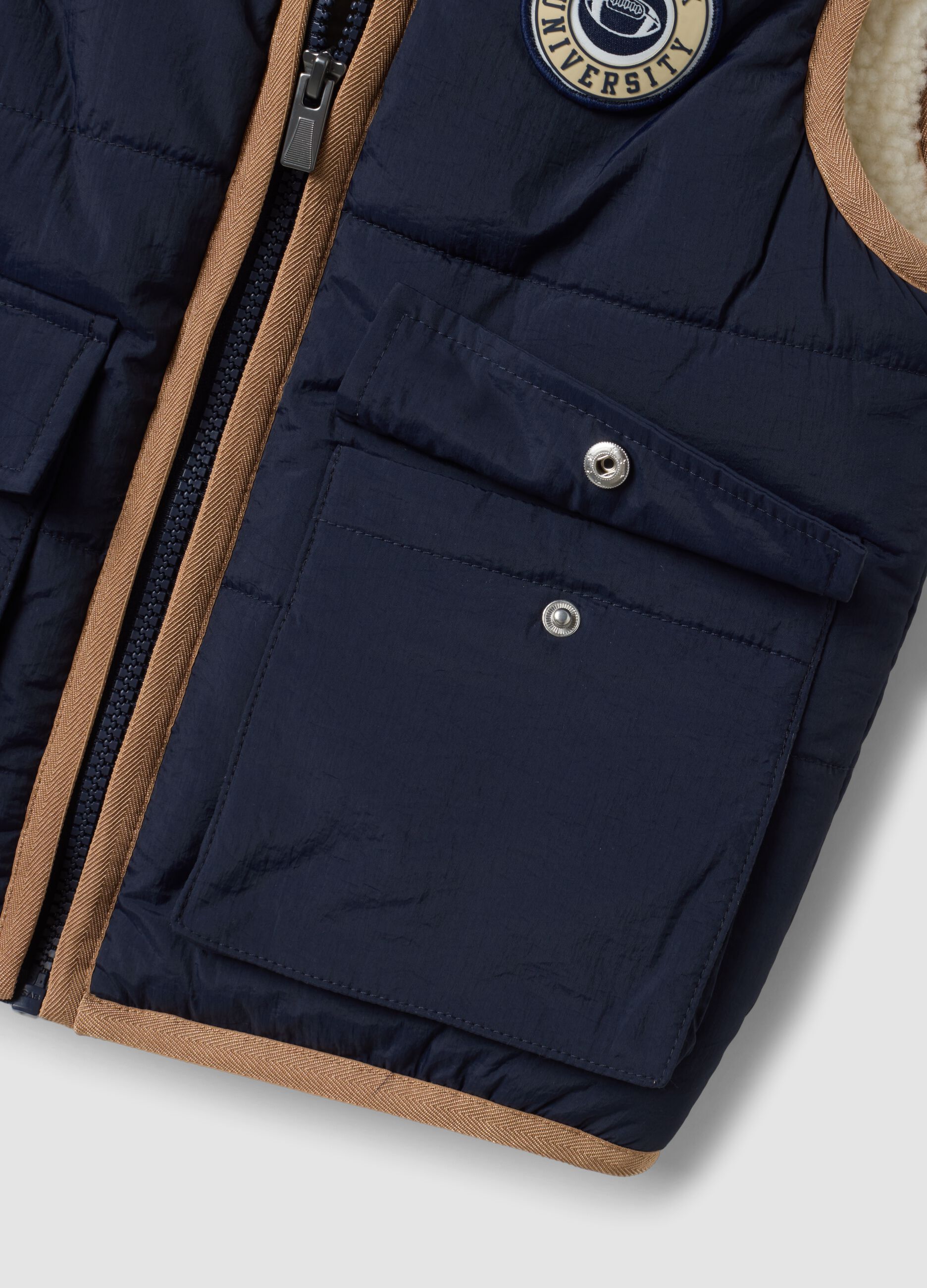 Gilet blu imbottito con zip e bordi a contrasto