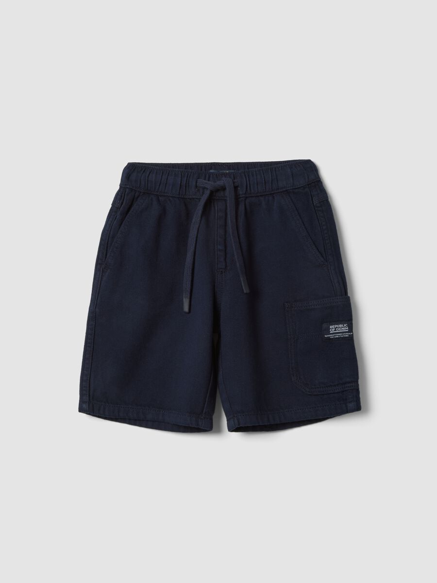 Shorts cargo in puro cotone blu da bambino regular fit con coulisse_0