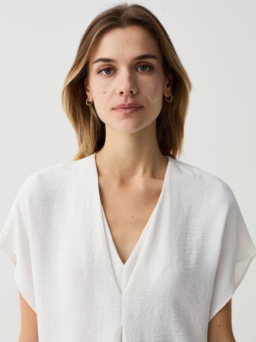 Crinkle-effect blouse with V neck_1