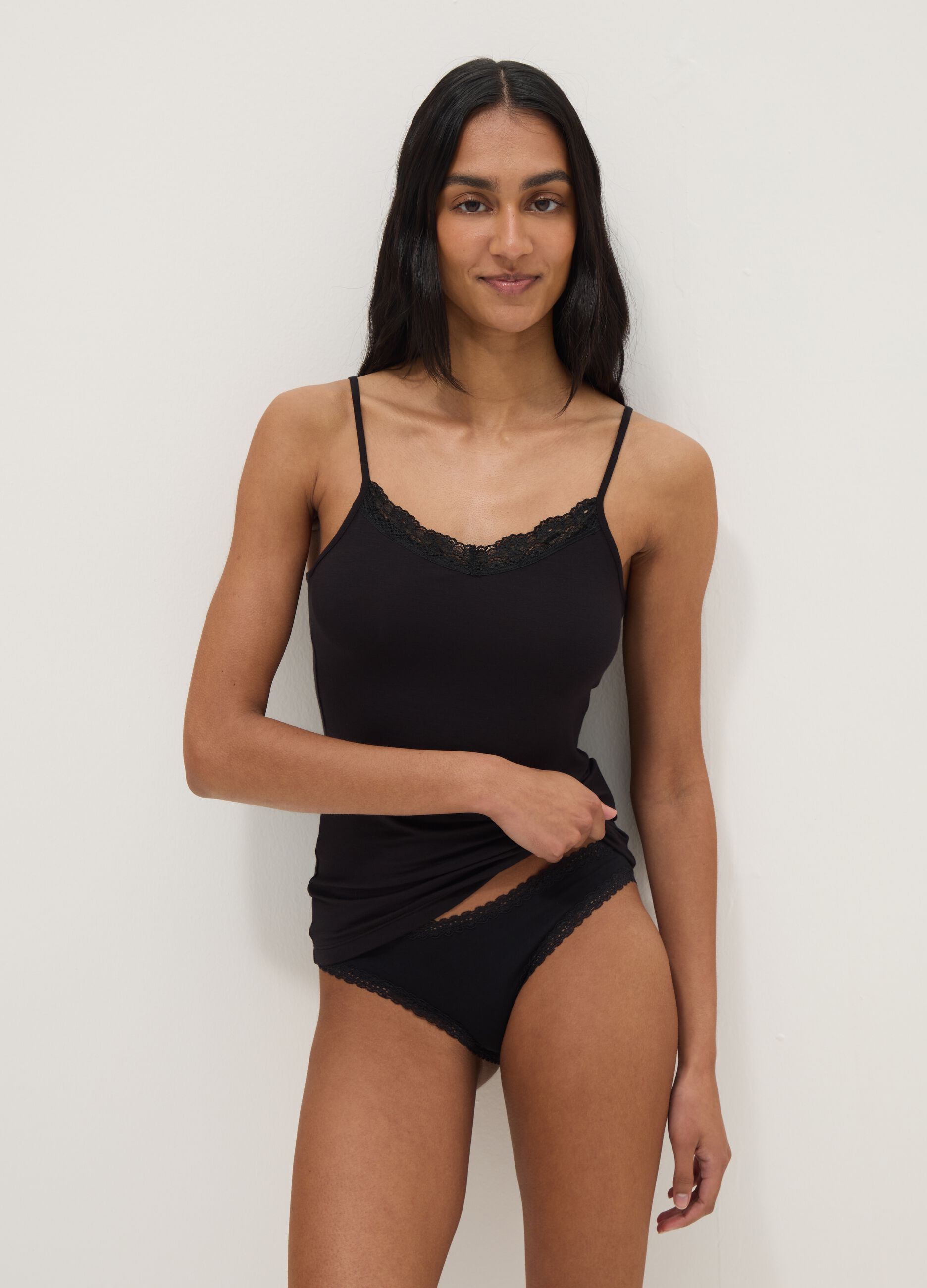 Slim fit black stretchy viscose camisole with lace