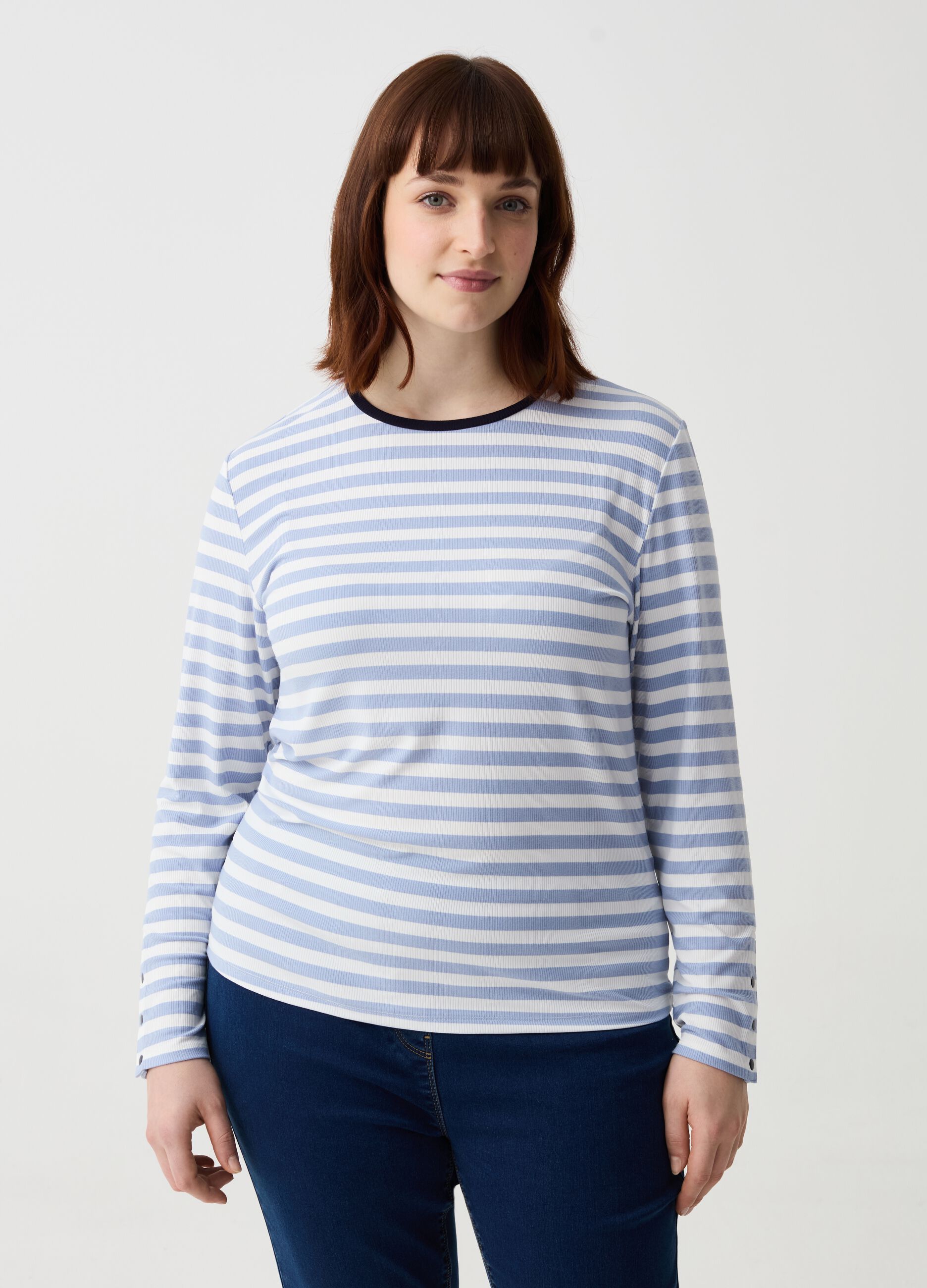 Curvy long-sleeved T-shirt with buttons