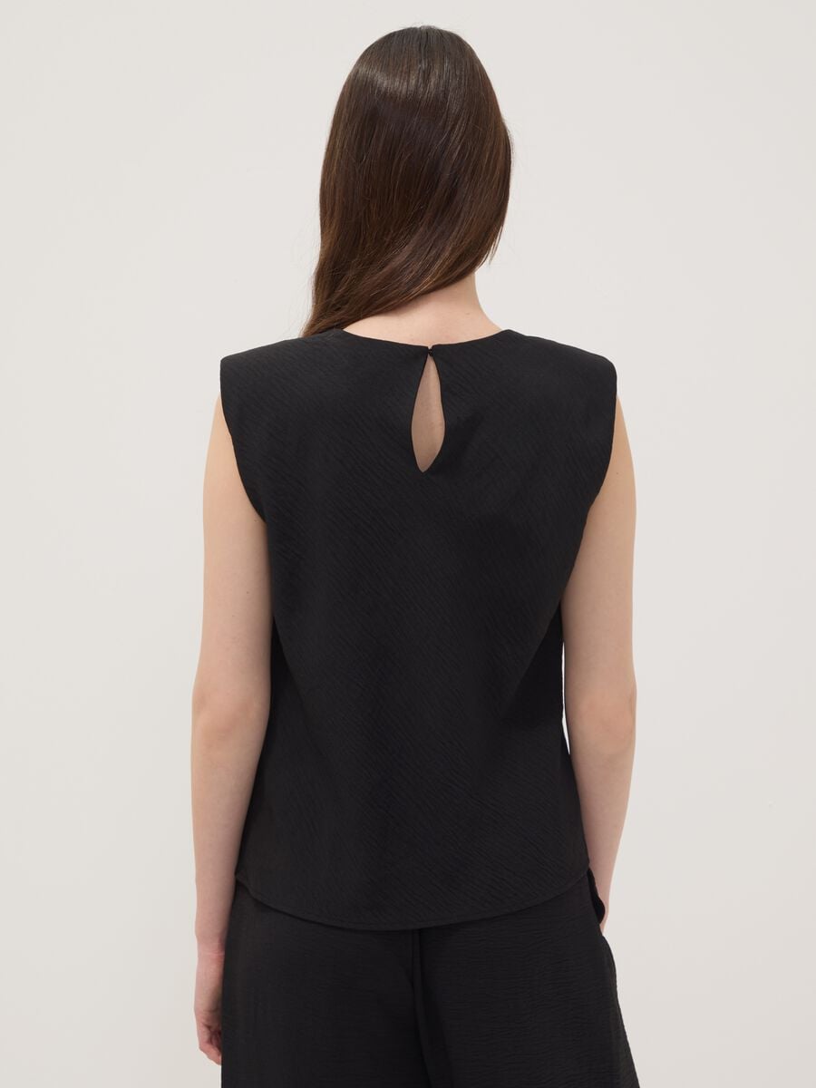 Blusa nera smanicata con texture pliss&eacute; regular fit_3