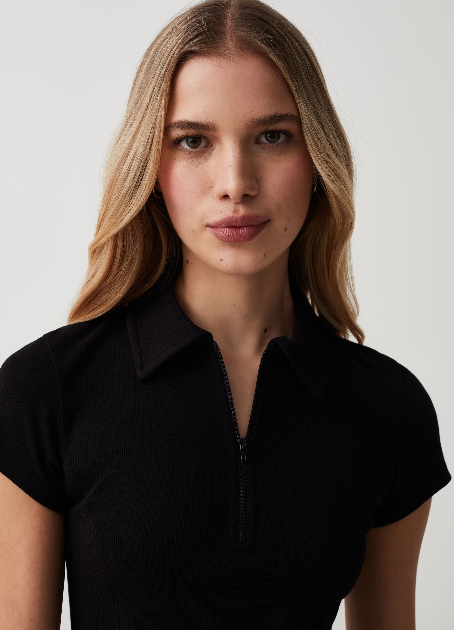 T-shirt with ribbed polo neck with zip