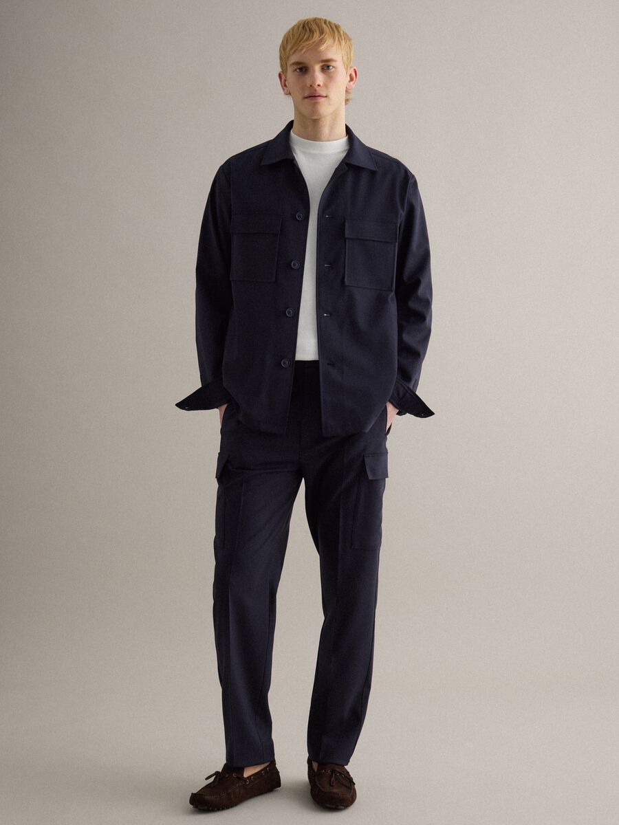 Giacca leggera blu regular fit con bottoni e taschini frontali_2