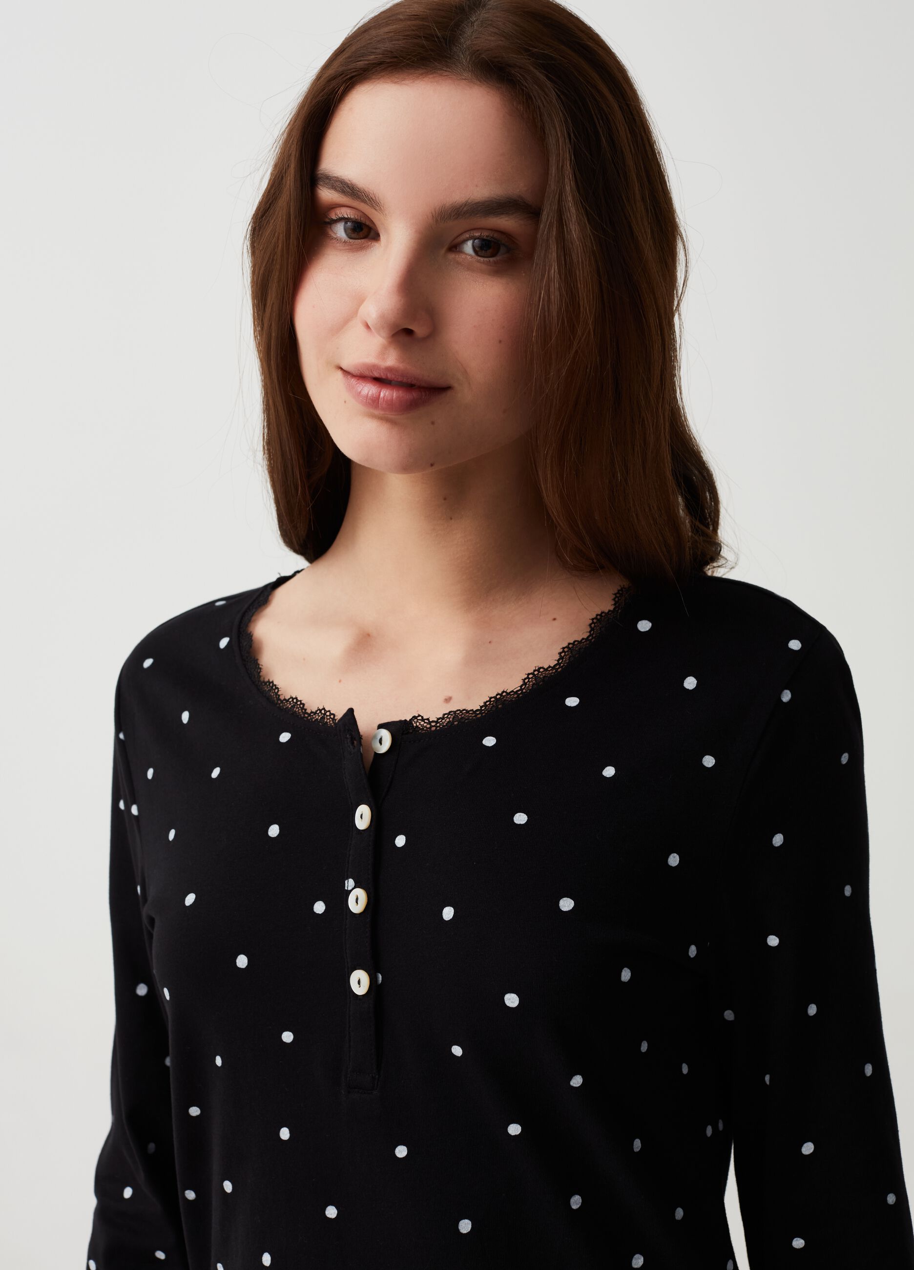 Camicia da notte a pois con scollo serafino