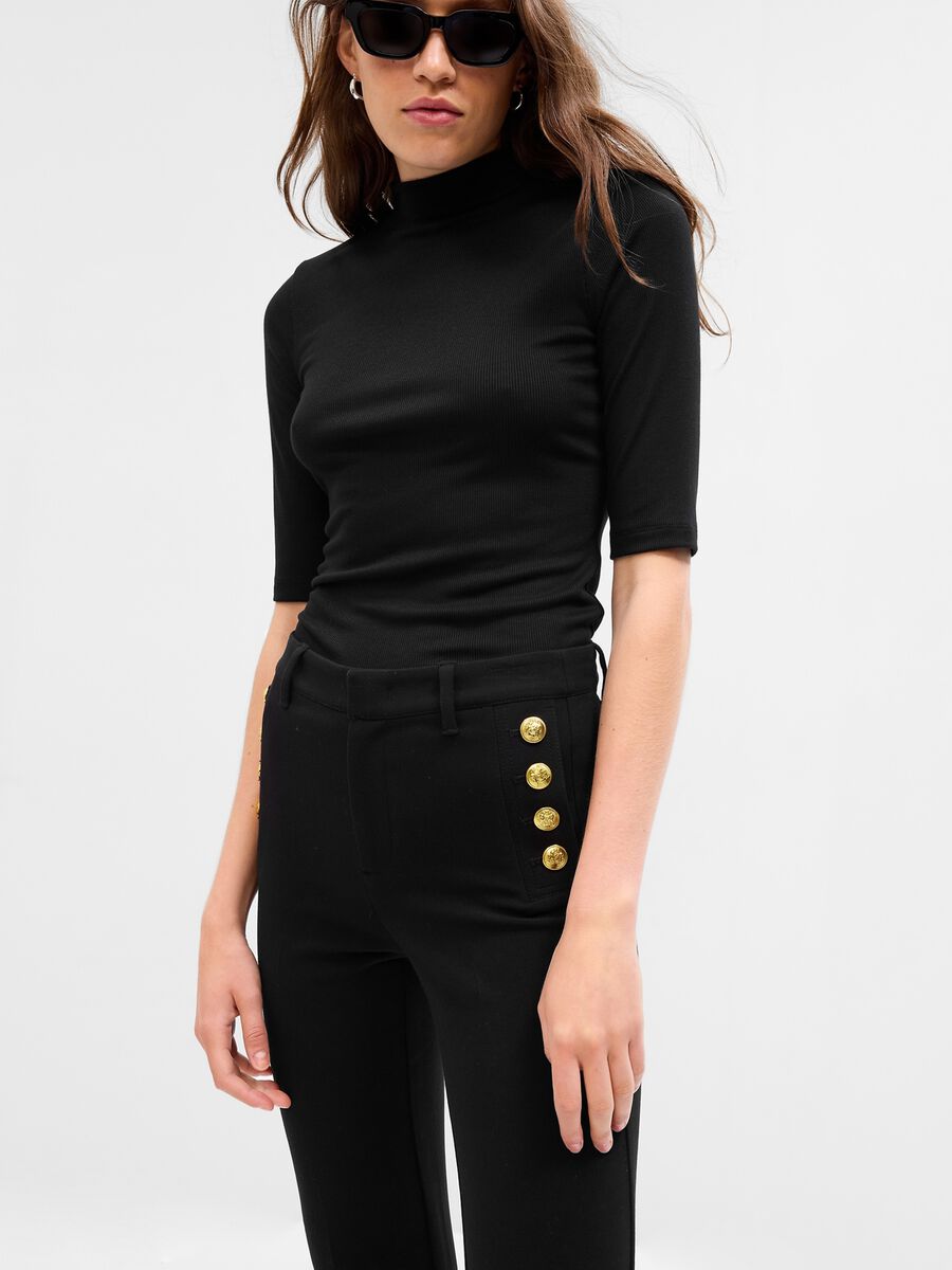 Pantaloni flare fit con bottoni dorati_2