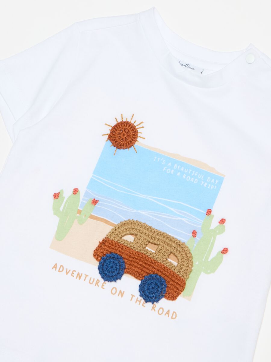 T-shirt con stampa e applicazioni crochet_2