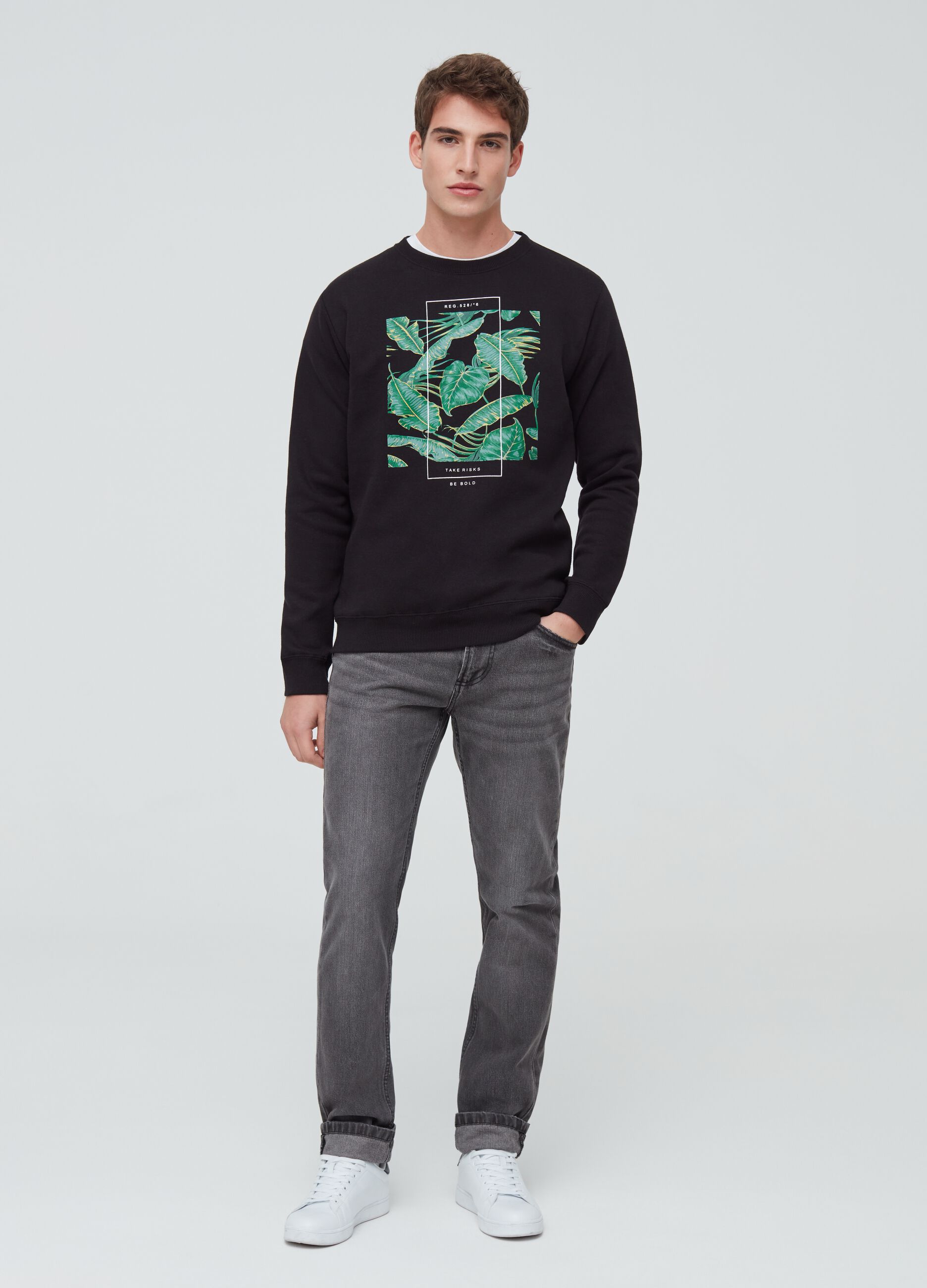 Sweatshirt with round neck and leaves print