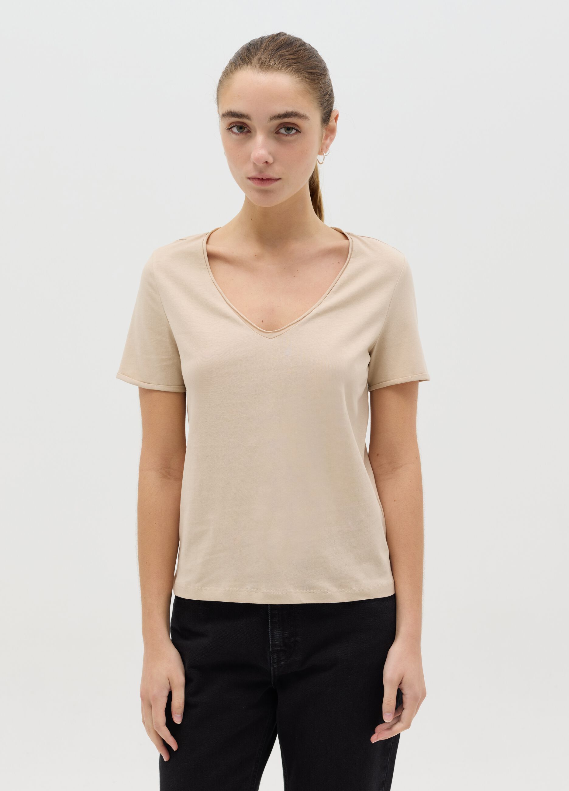 T-shirt beige in cotone bio con scollo a V