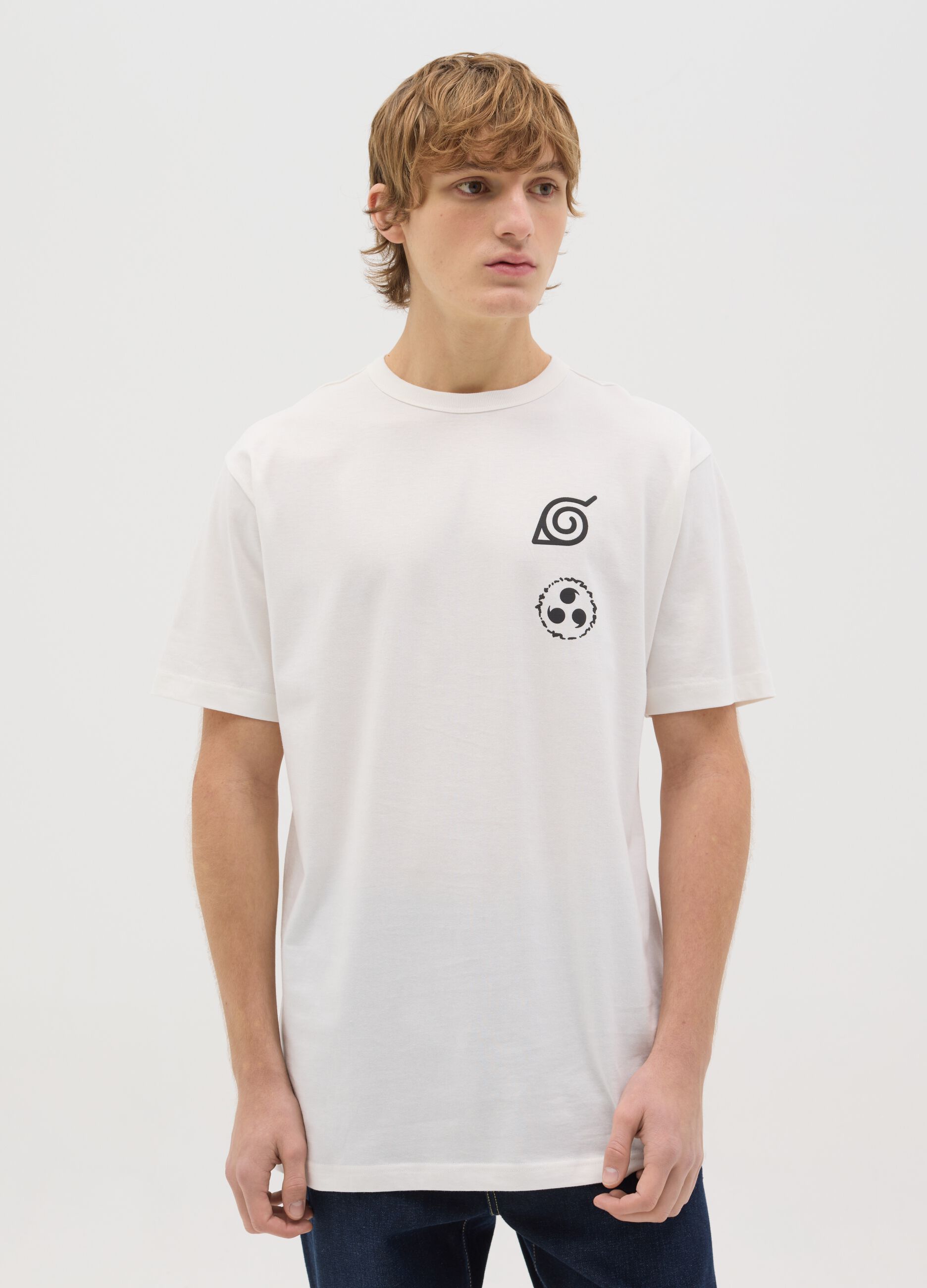 T-shirt bianca con stampa Naruto e Sasuke