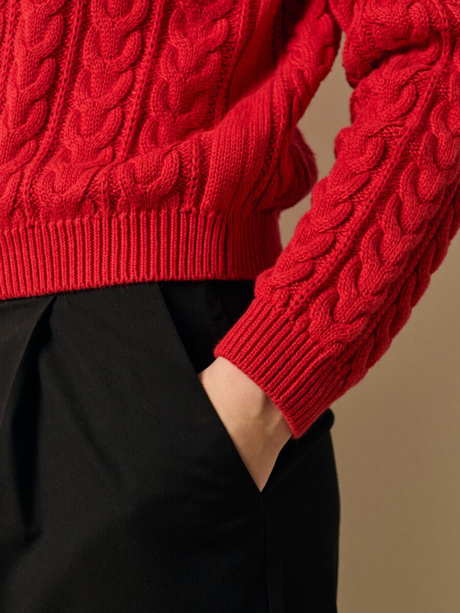 Cable-knit pullover with round neck_2