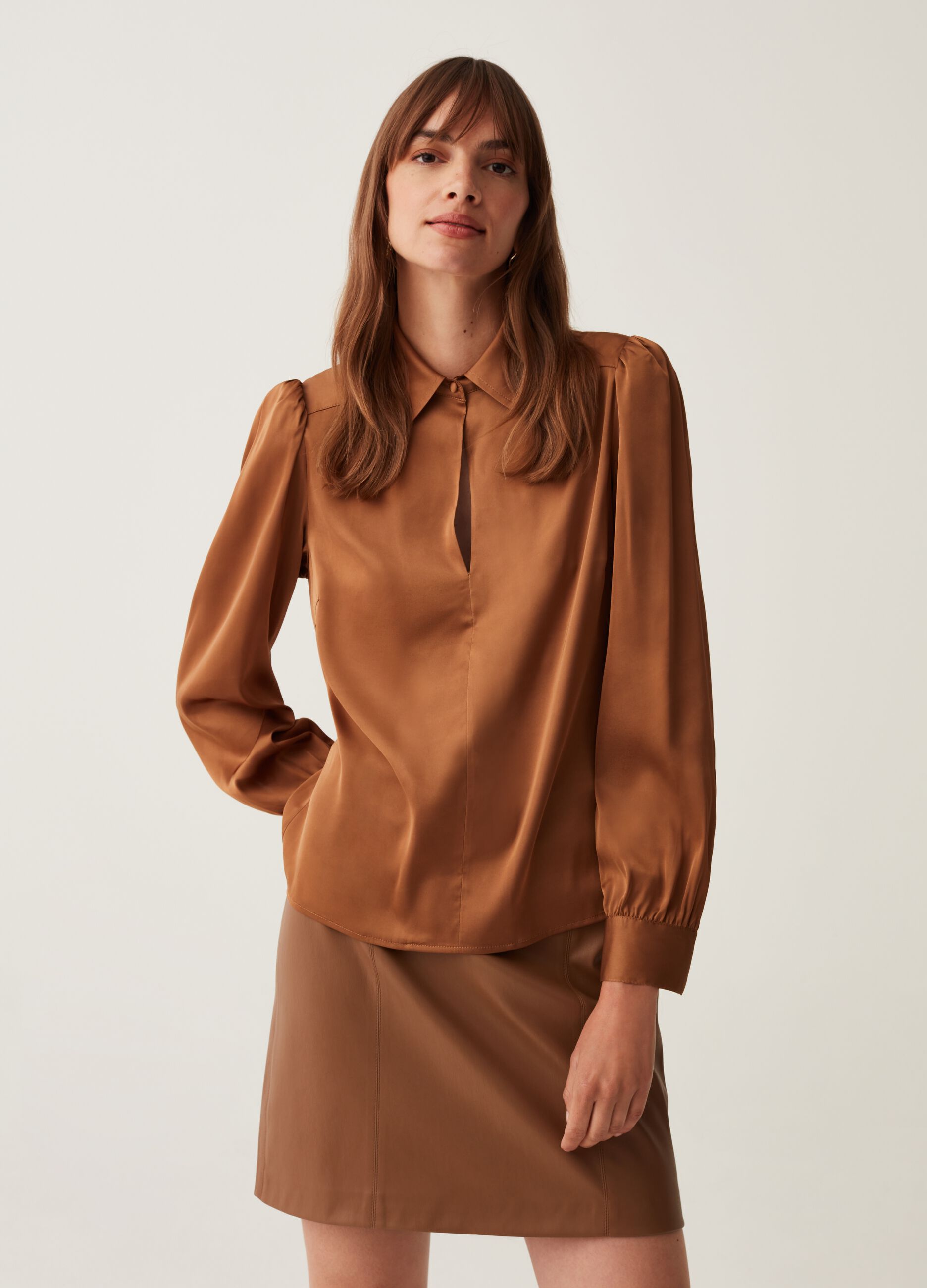 Blusa in satin con maniche a sbuffo_1