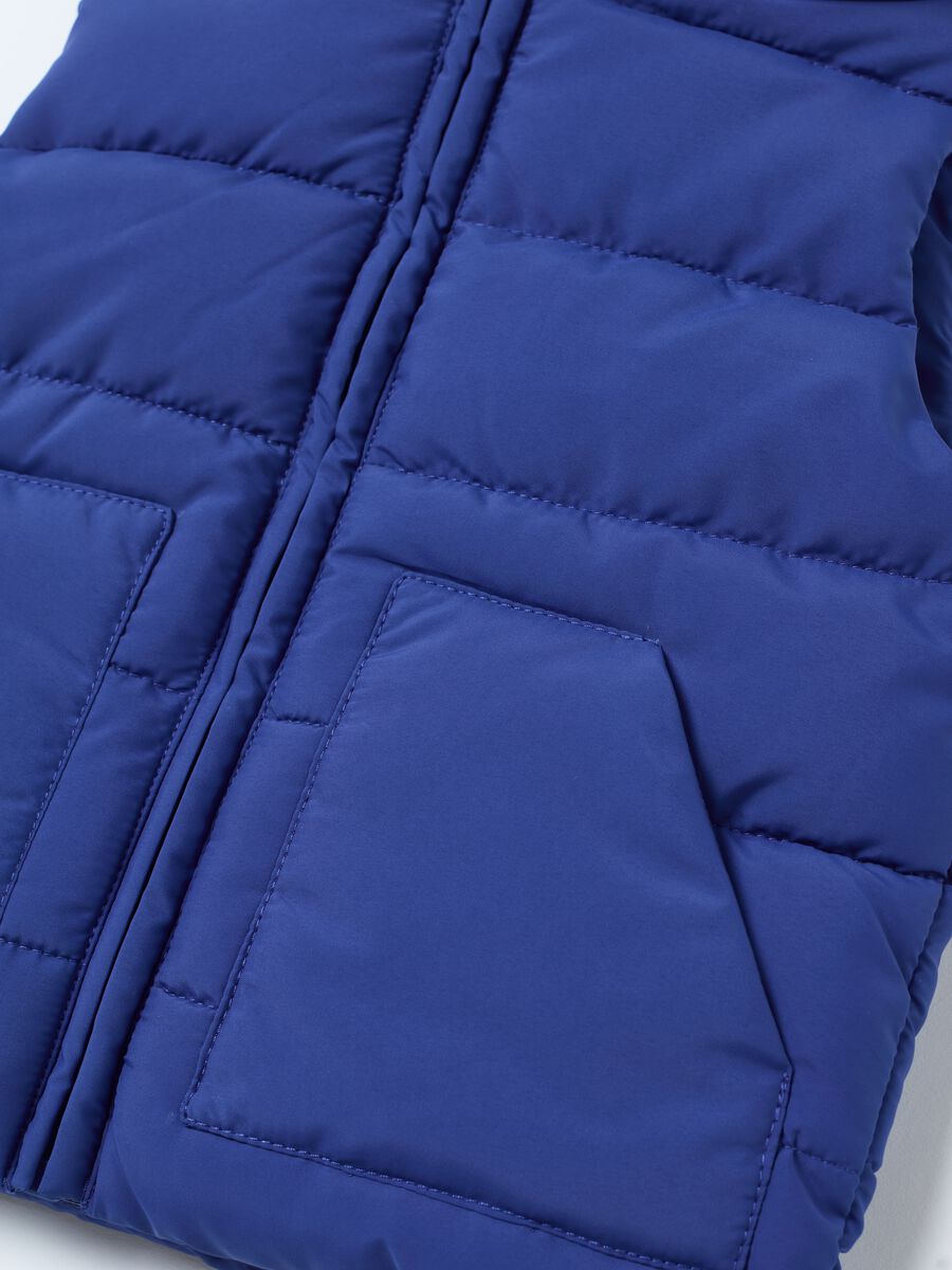 Quilted gilet with hood and applications_2