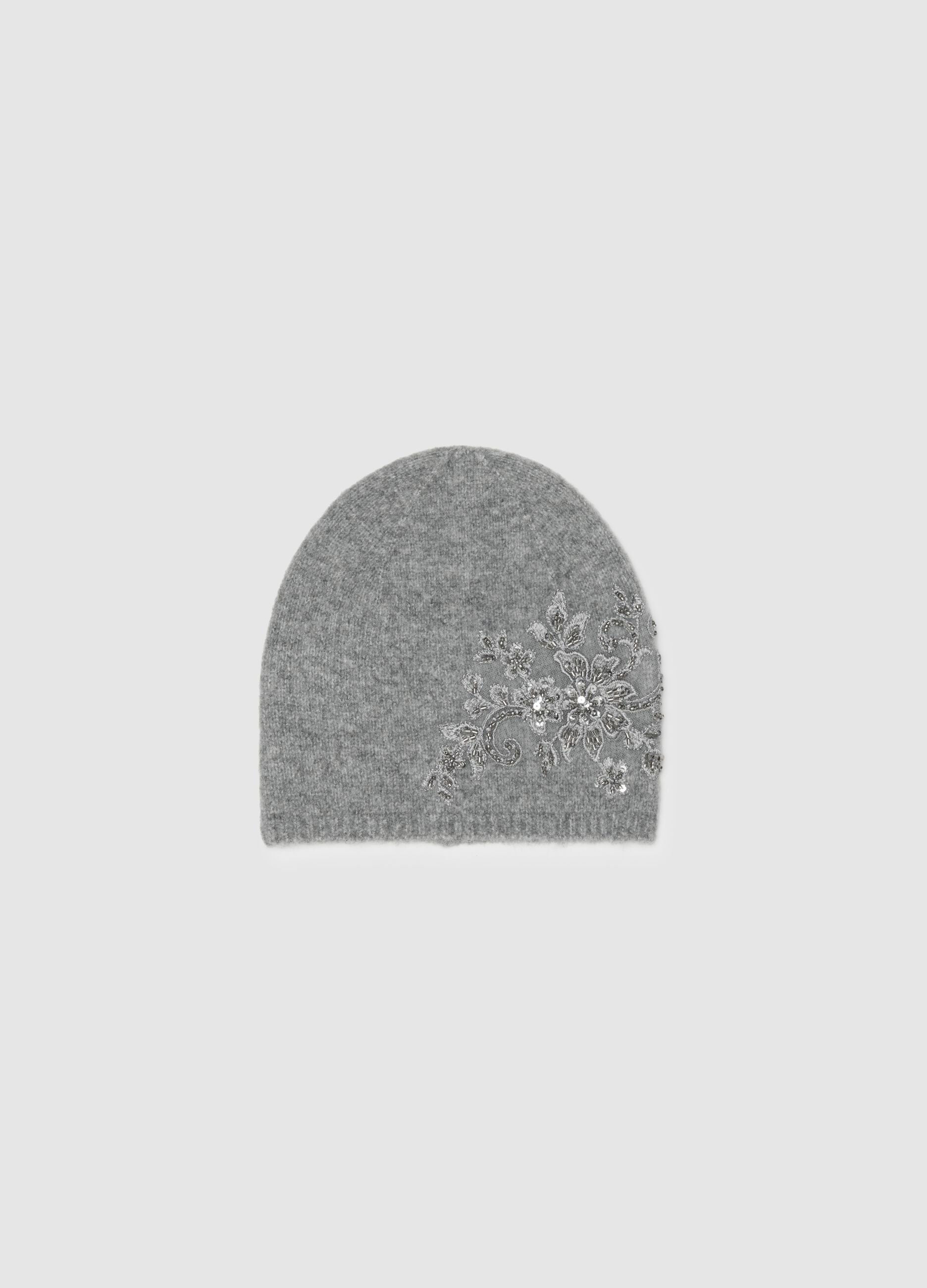 Grey cap with sequins