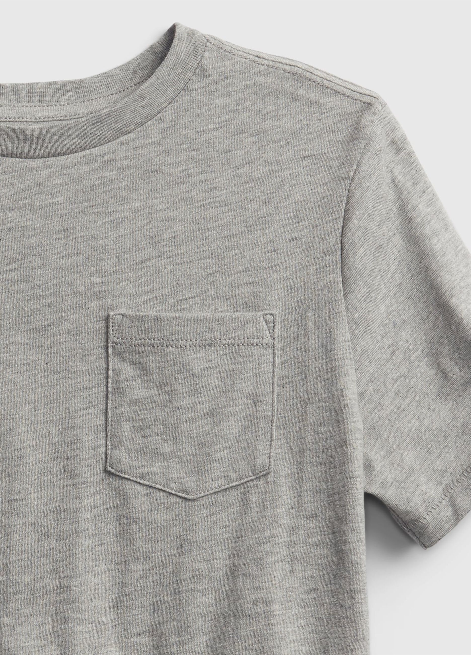 T-shirt with round neck and pocket