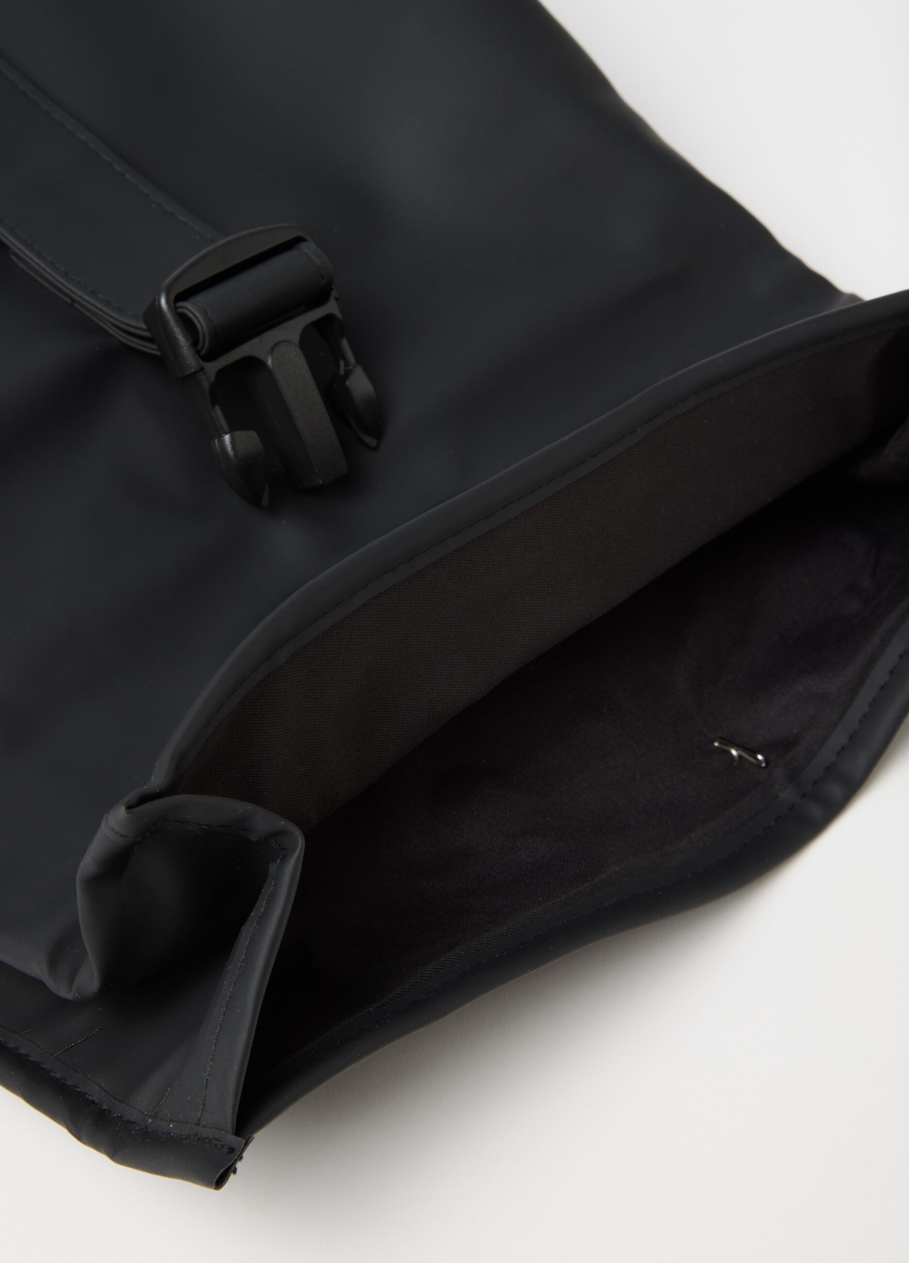 Zaino nero con chiusura a clip