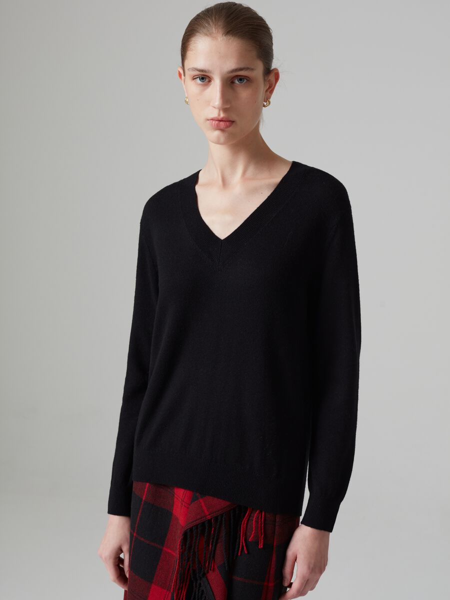 Maglia in lana con scollo a V_1
